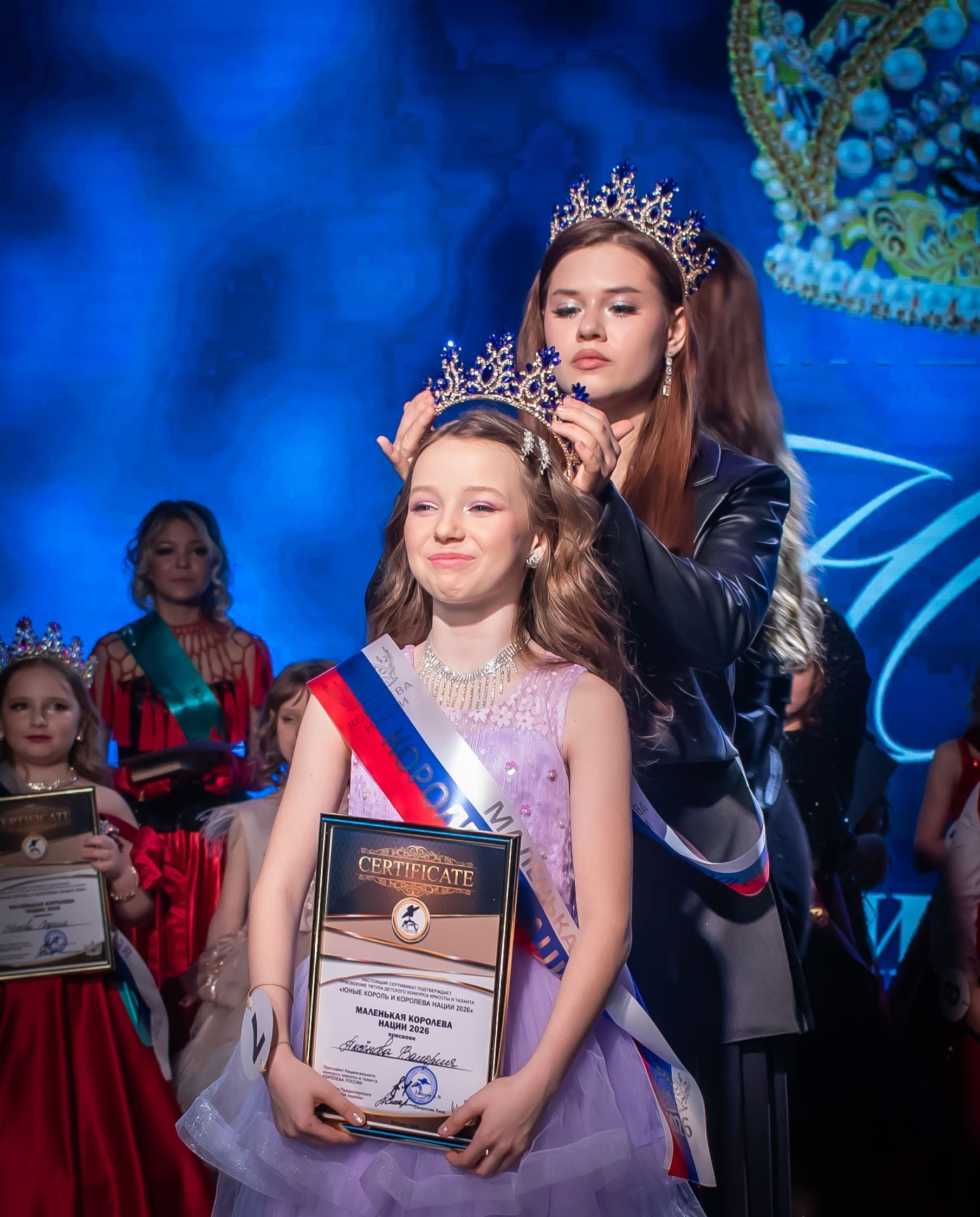 Девочки с коронами на сцене, финал конкурса красоты, съёмка мероприятия, Москва
