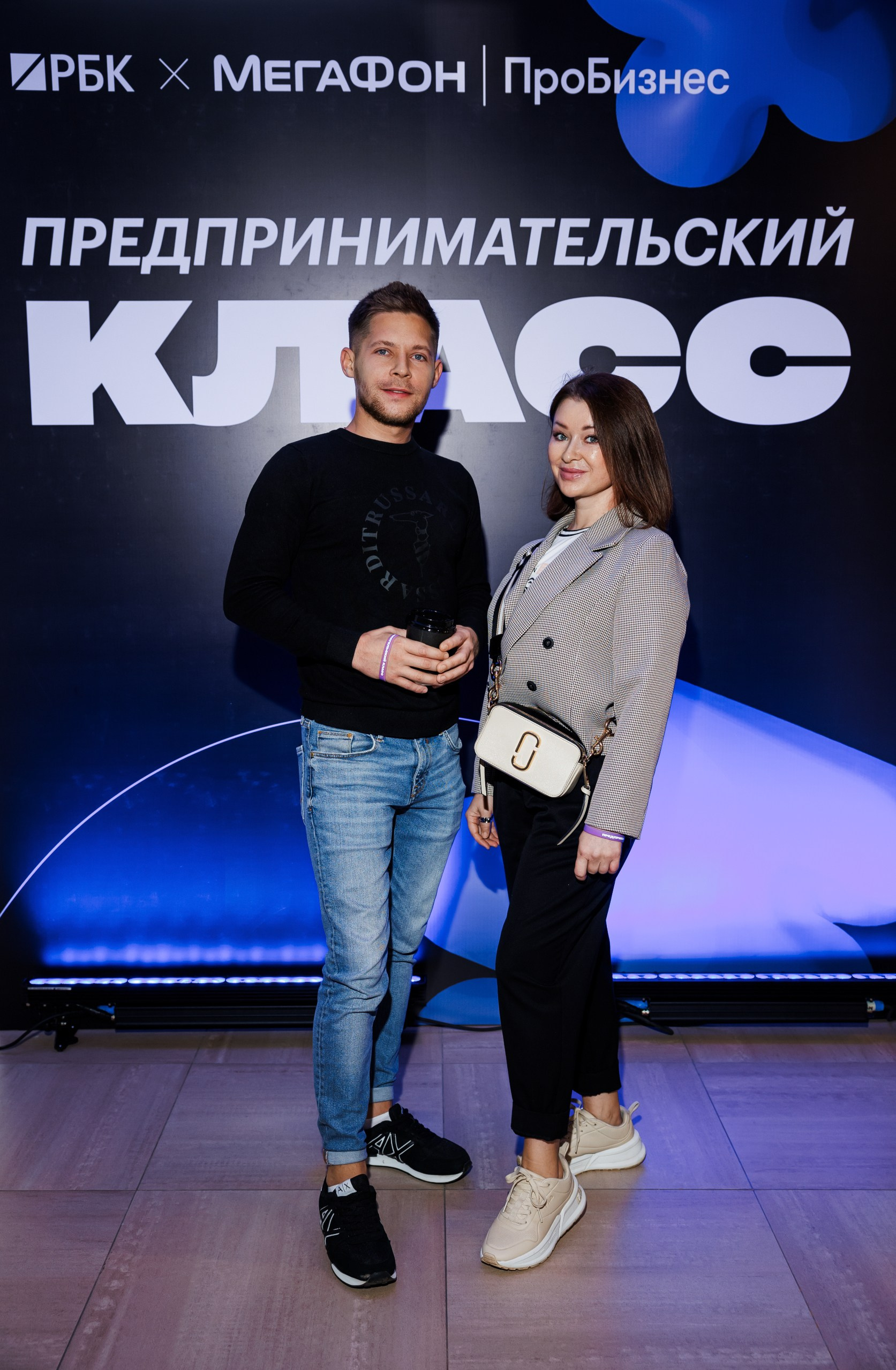 Профессиональный фотограф запечатлел гостей бизнес-форума РБК в Екатеринбурге в стильной фотозоне. Услуги корпоративной съёмки для мероприятий: яркие кадры для вашего портфолио и эффективное представление событий в сфере бизнеса.