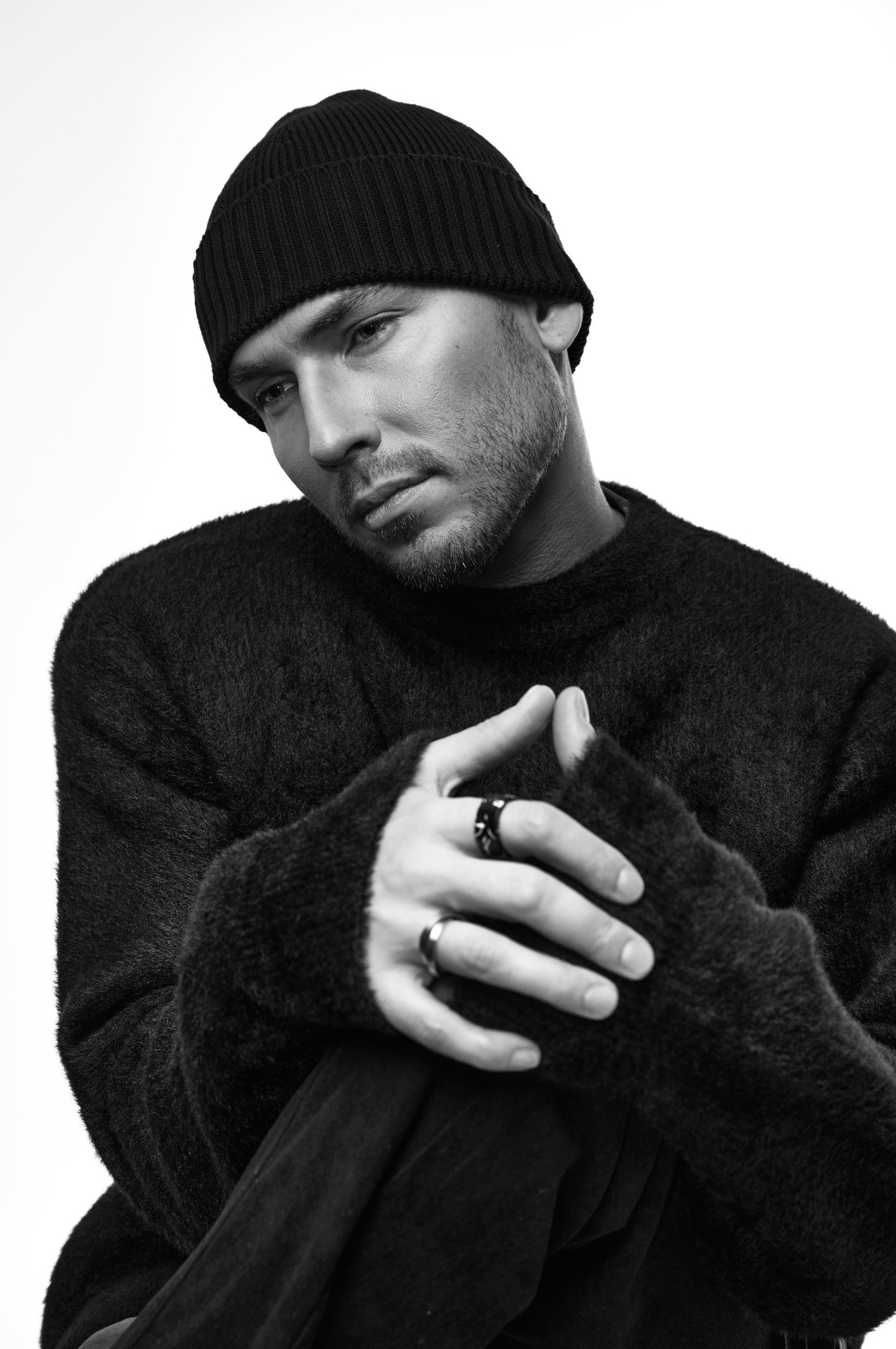 Портрет в чёрно-белой эстетике с жёстким светом