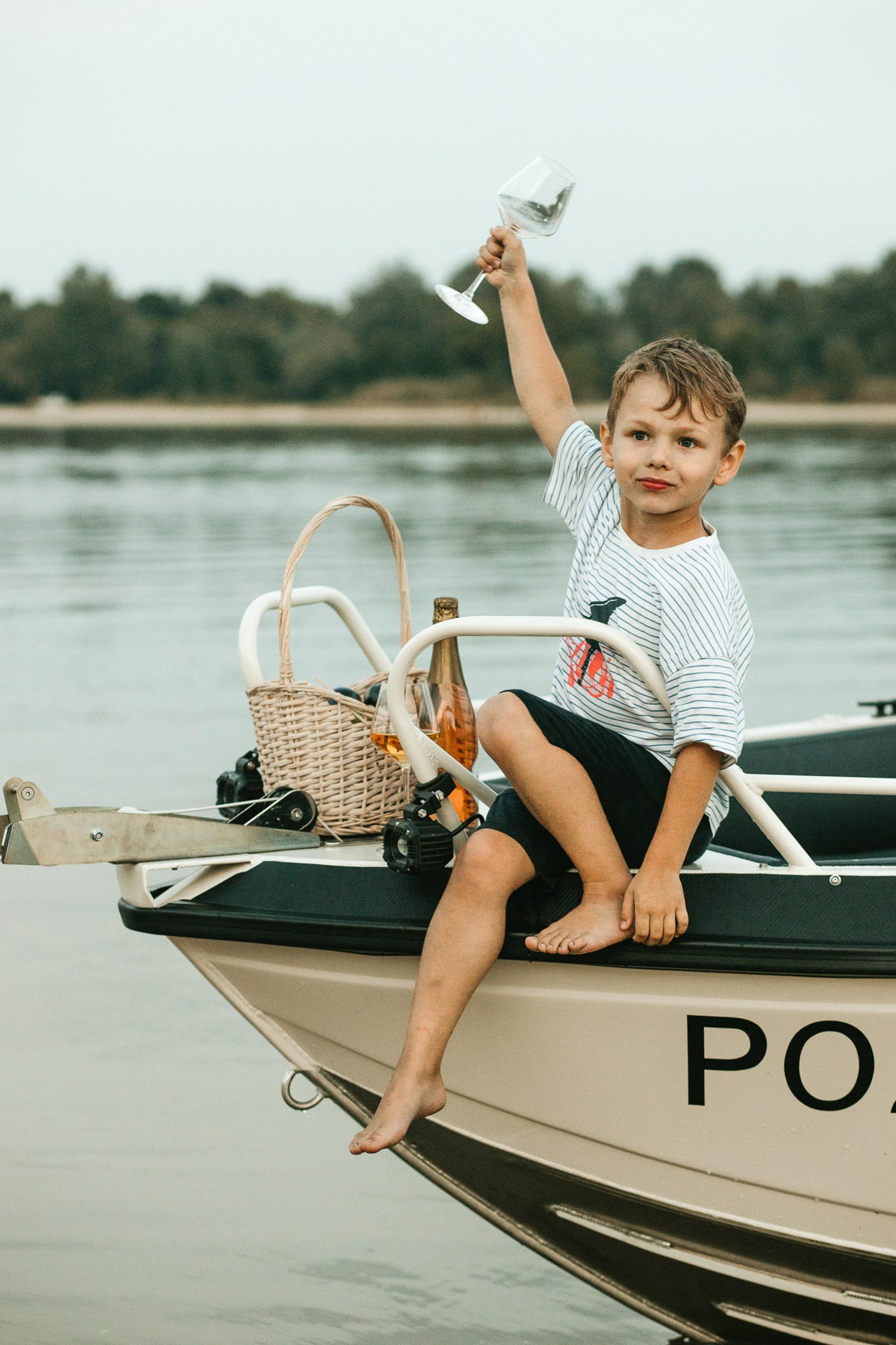 Семейная фотосессия династии Бегма: Съемка у катера на Дону. Семейный и свадебный фотограф Ростове-на-Дону