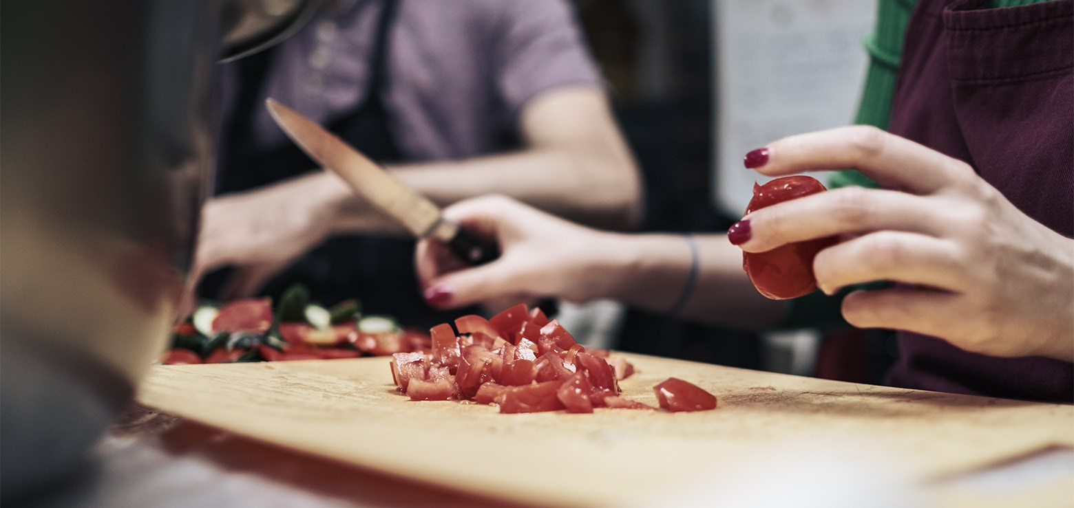 Готовка для бездомных и кормление их в Москве. Фотограф в Москве Максим Скоробогатов