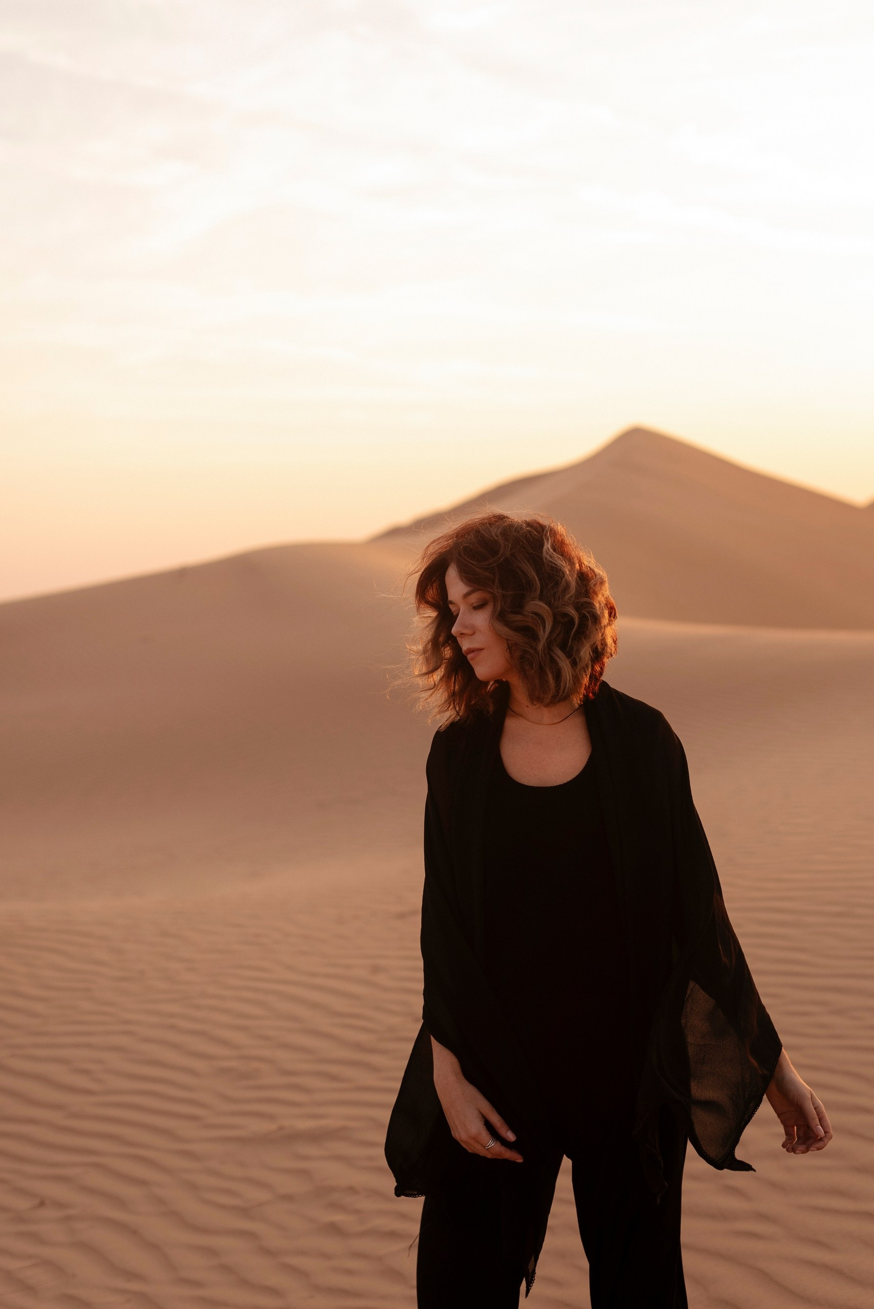 Фотосессия в пустыне ОАЭ с трансфером, выезд из Абу-Даби, Дубая, Фуджейры и других эмиратов. Дорога до пустыни занимает около 1 часа.