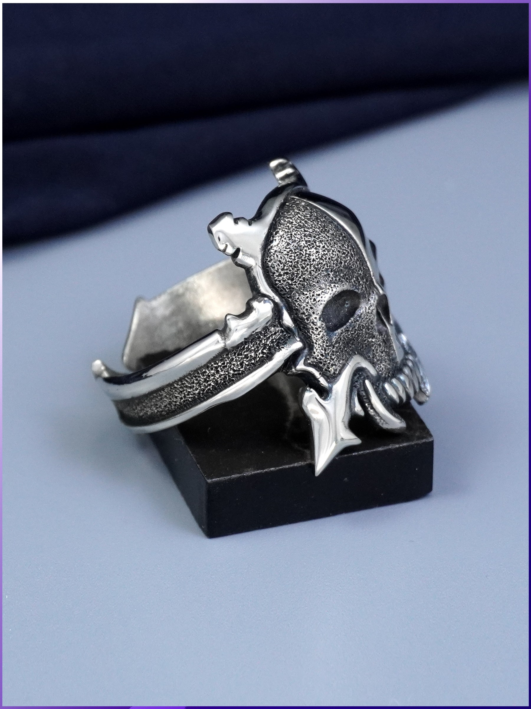 Украшение для поклонников Warhammer 40 000: кольцо «Сыны Злобы» с гравировкой черепа и знаков космодесанта в магазине Joker-Studio