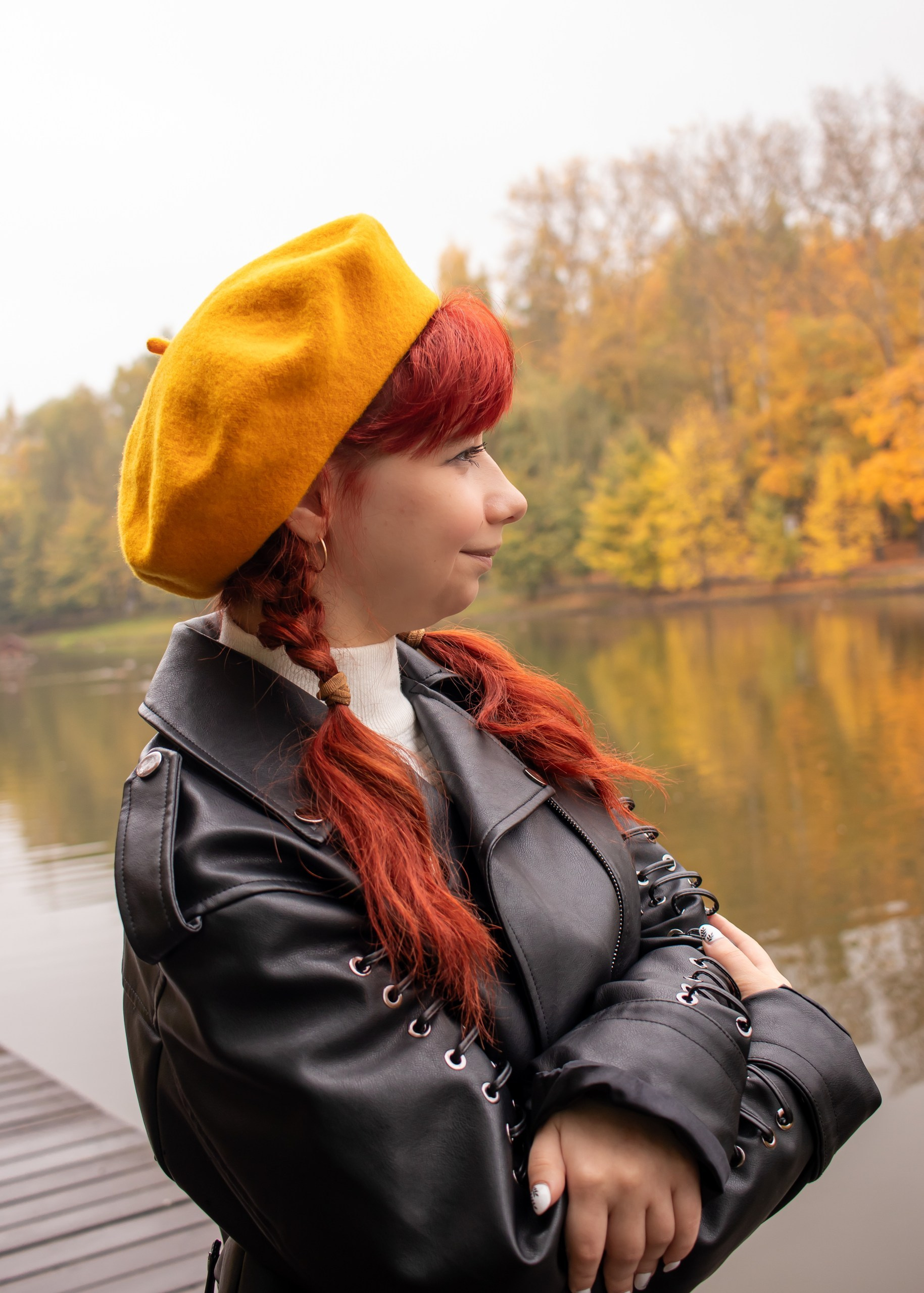 Девушка в жёлтом берете смотрит в сторону — осенняя фотосессия, фотограф Карасёва Елена