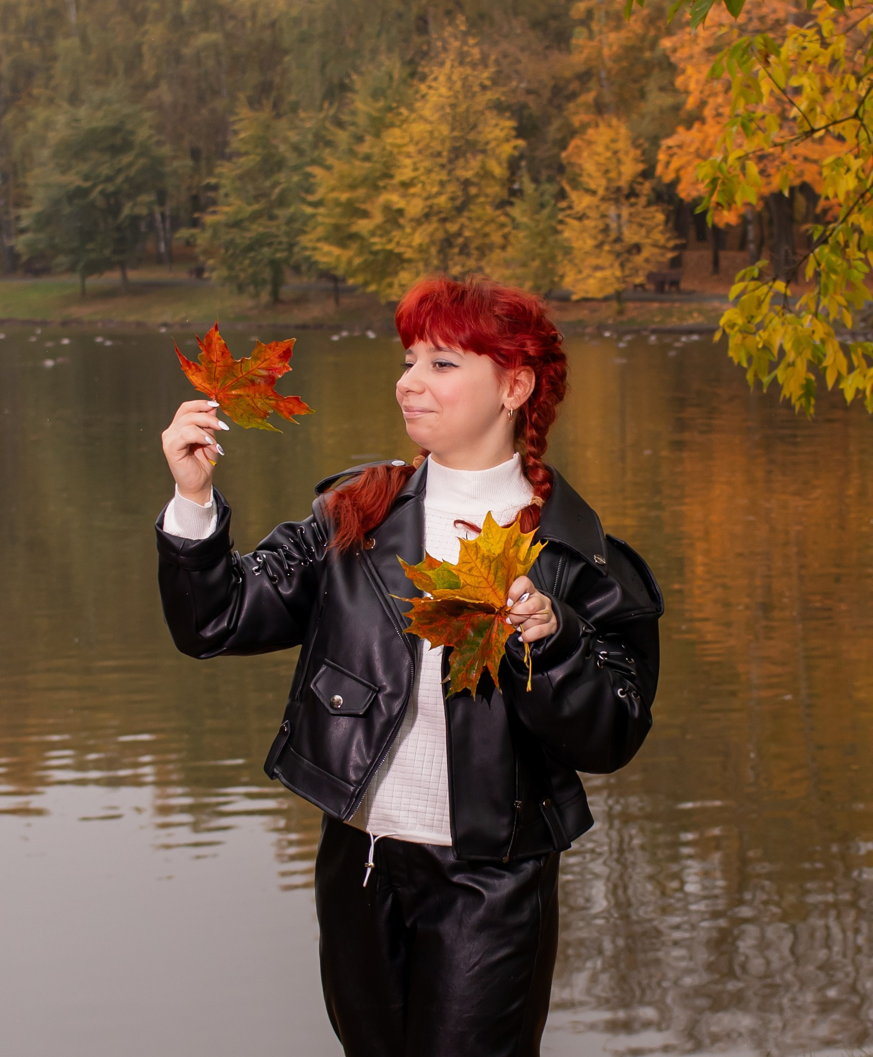 Портрет девушки с осенними листьями на фоне воды — осенняя съёмка, фотограф Карасёва Елена