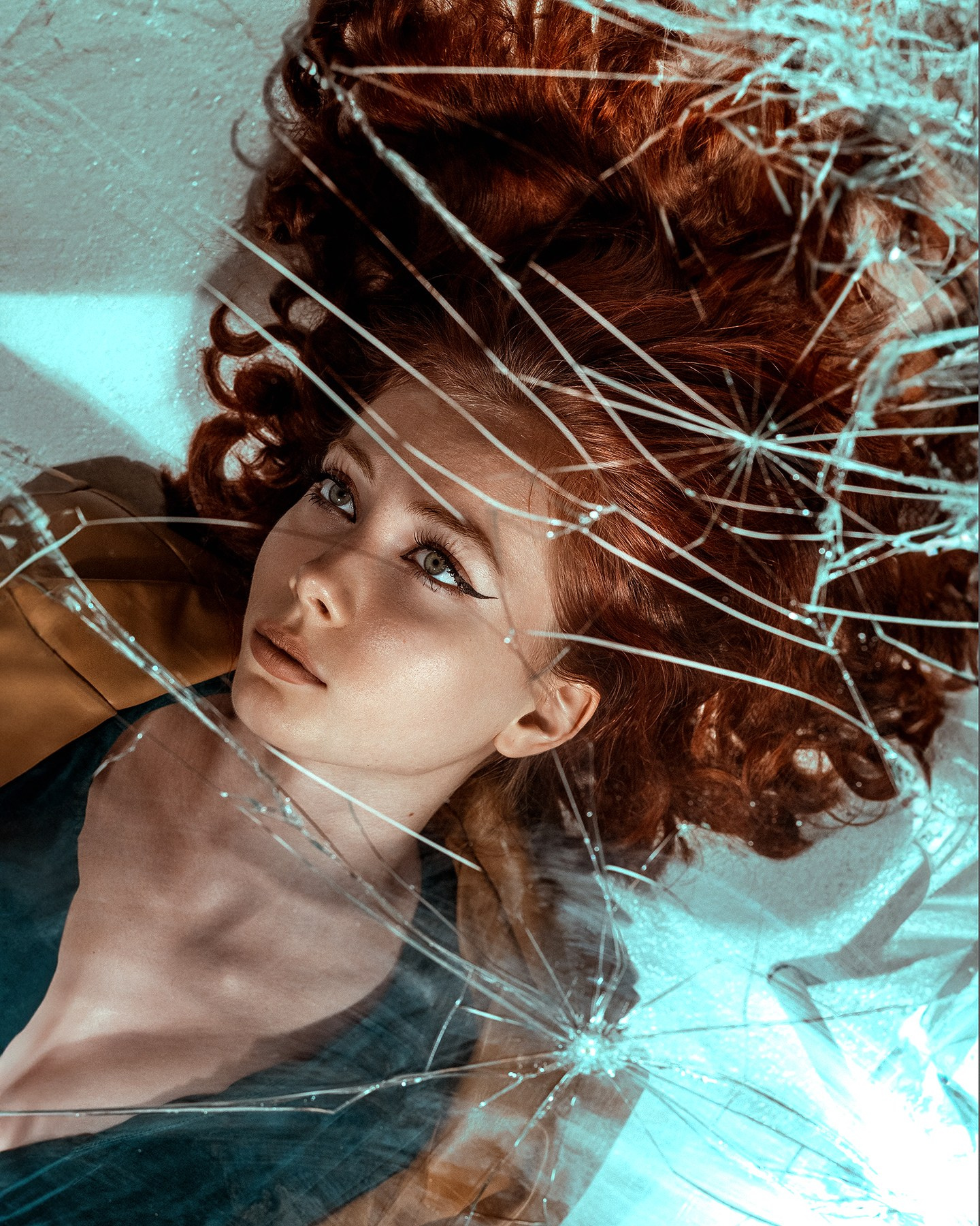 Съемка через разбитое стекло в студии, женская креативная фотосессия с разбитым стеклом Казань