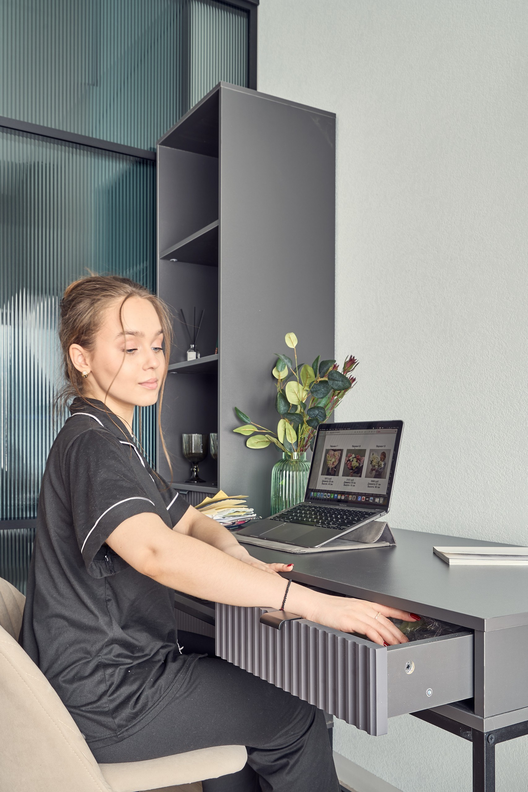 Фото квартиры с акцентом на естественное освещение и гармоничное сочетание цветов