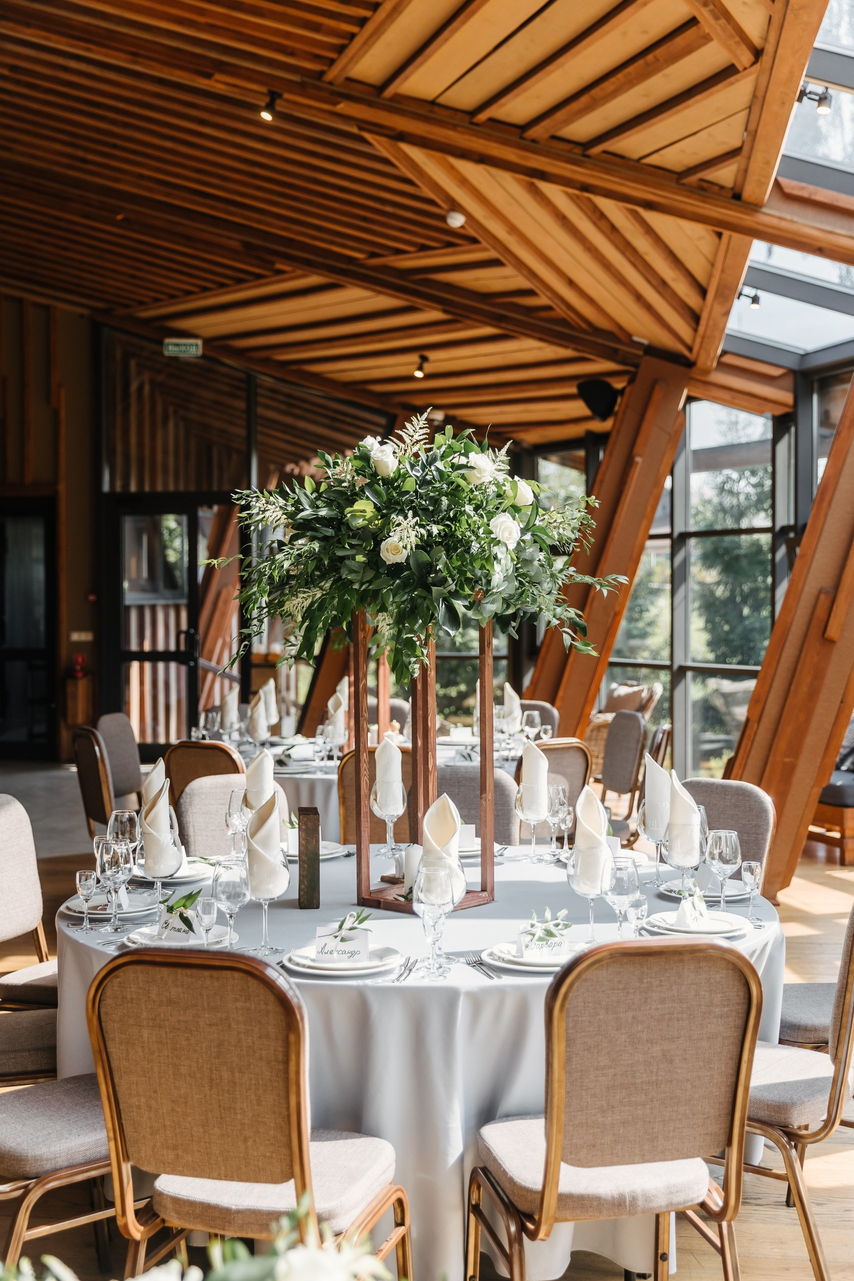 Организация свадьбы, корпоратива, юбилея на веранде в Якушево. Банкетный зал Веранда в Якушево у озера для свадеб, юбилеев, корпоративов. Официальный сайт