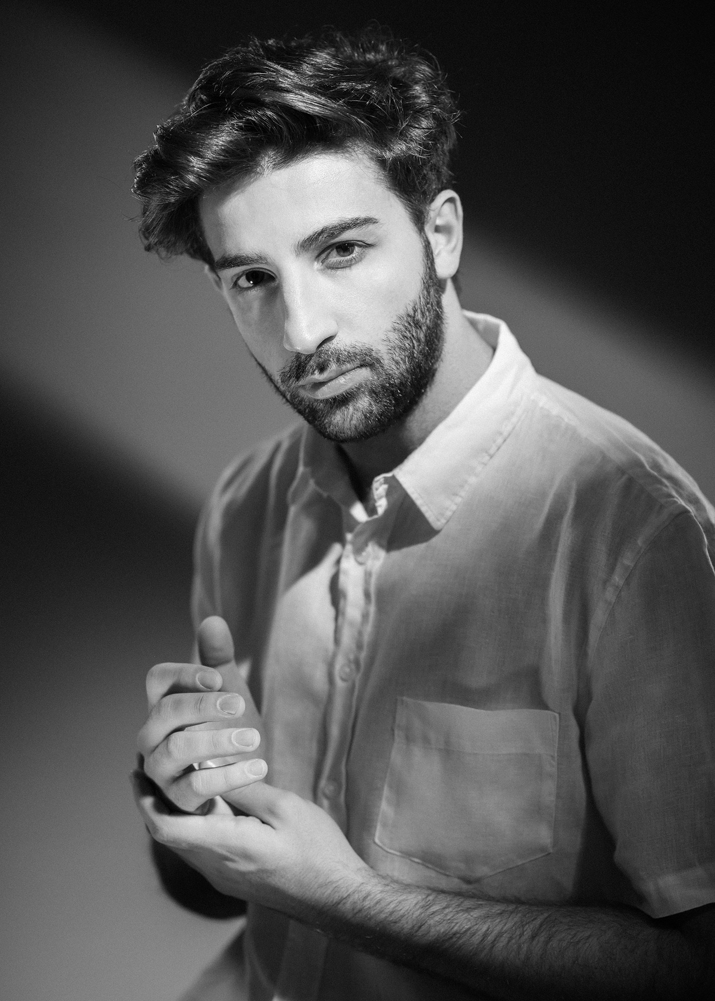 Актер Ваган Сароян, черно-белый фотопортрет. Фотограф: Андрей Троицкий