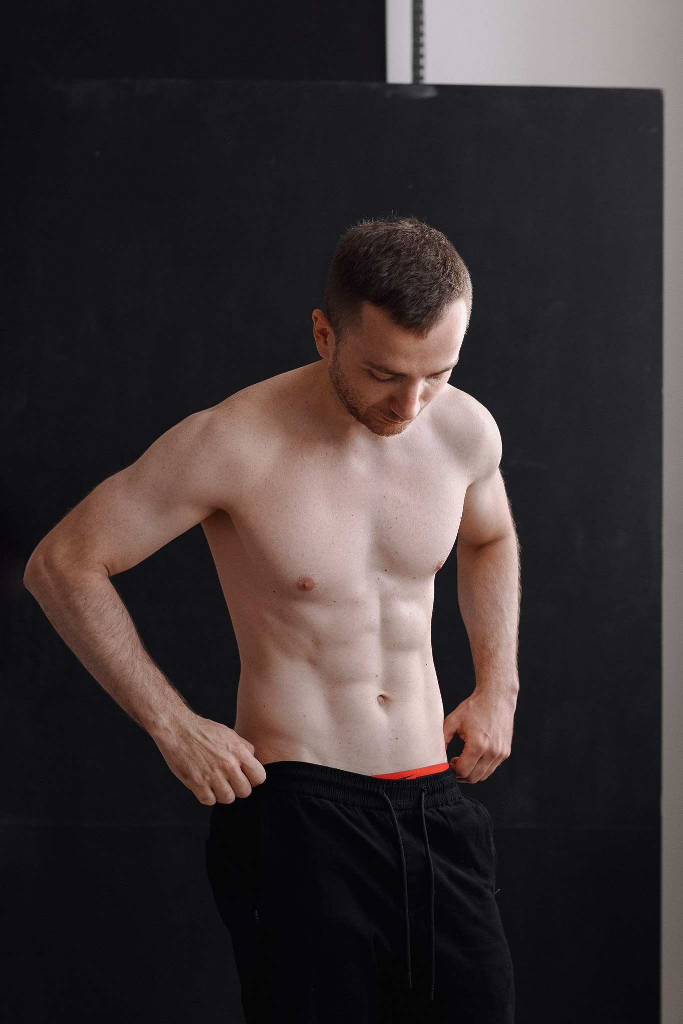 Спортивный мужской портрет в стиле боулдеринг. Эстетика тела и силы в кадре.