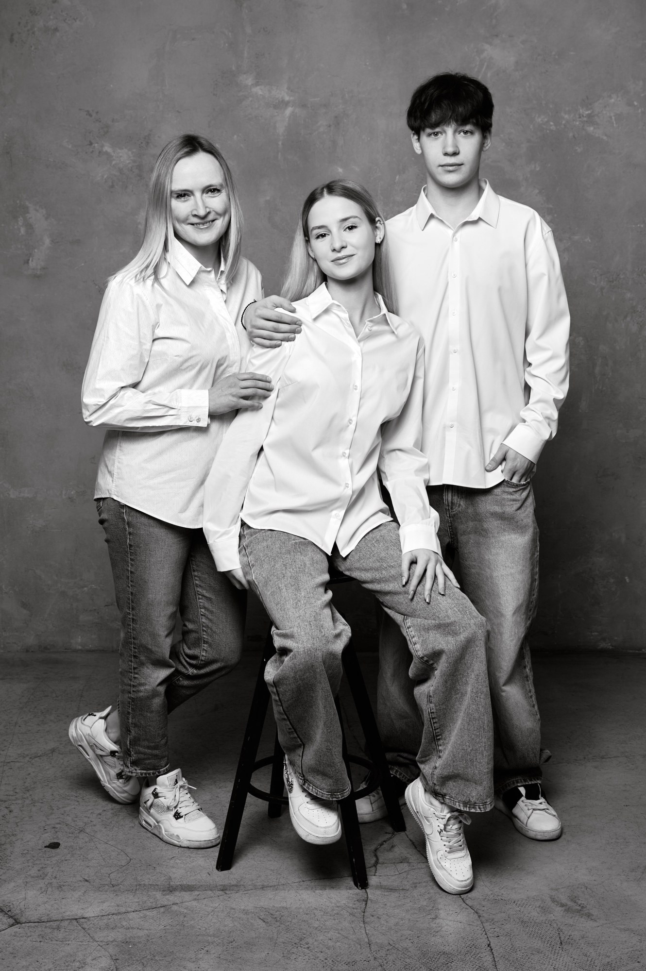 Портрет семьи в чёрно-белой эстетике с мягким светом