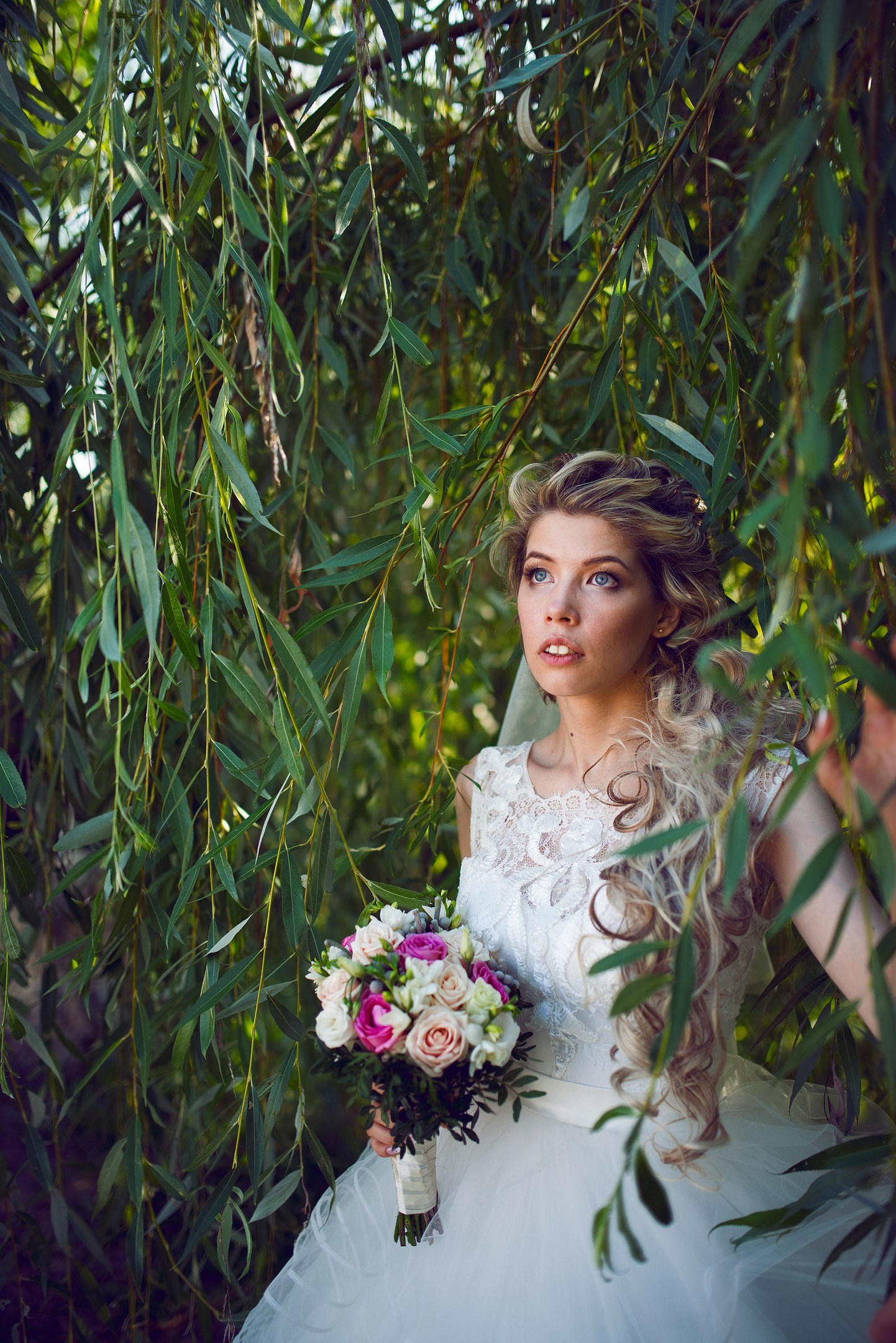 Оригинальная невеста в белом платье-жених и невеста на прогулке в Зеленодольске