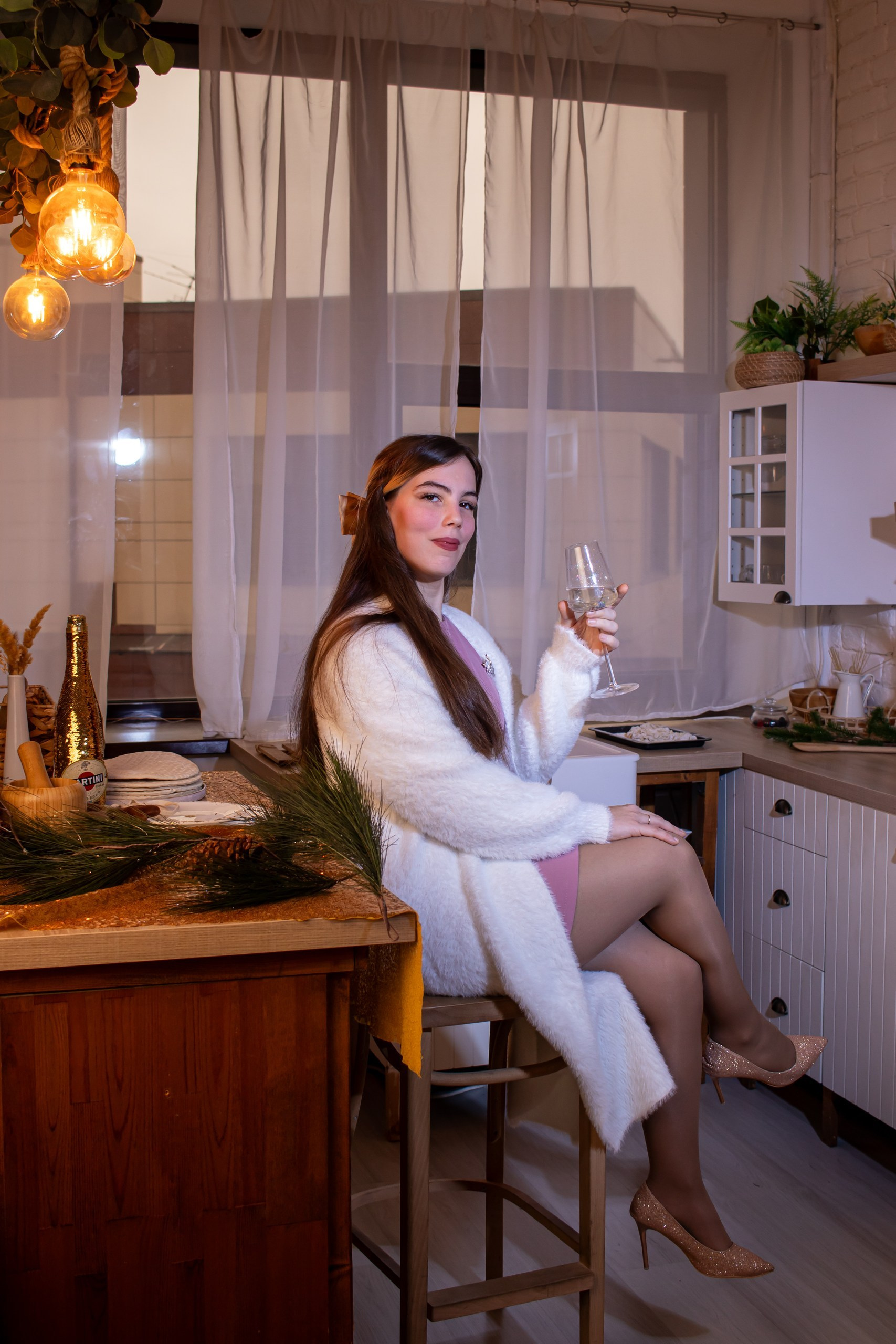 Мама и дочка сидят на полу у ёлки, зимний уют, новогодняя семейная съёмка