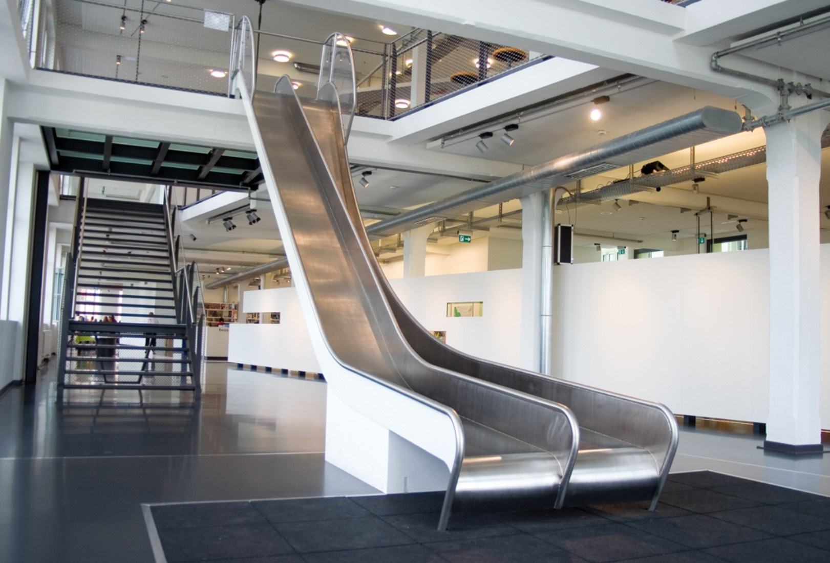 Горки из нержавеющей стали AISI 316 для детских площадок и офисных помещений