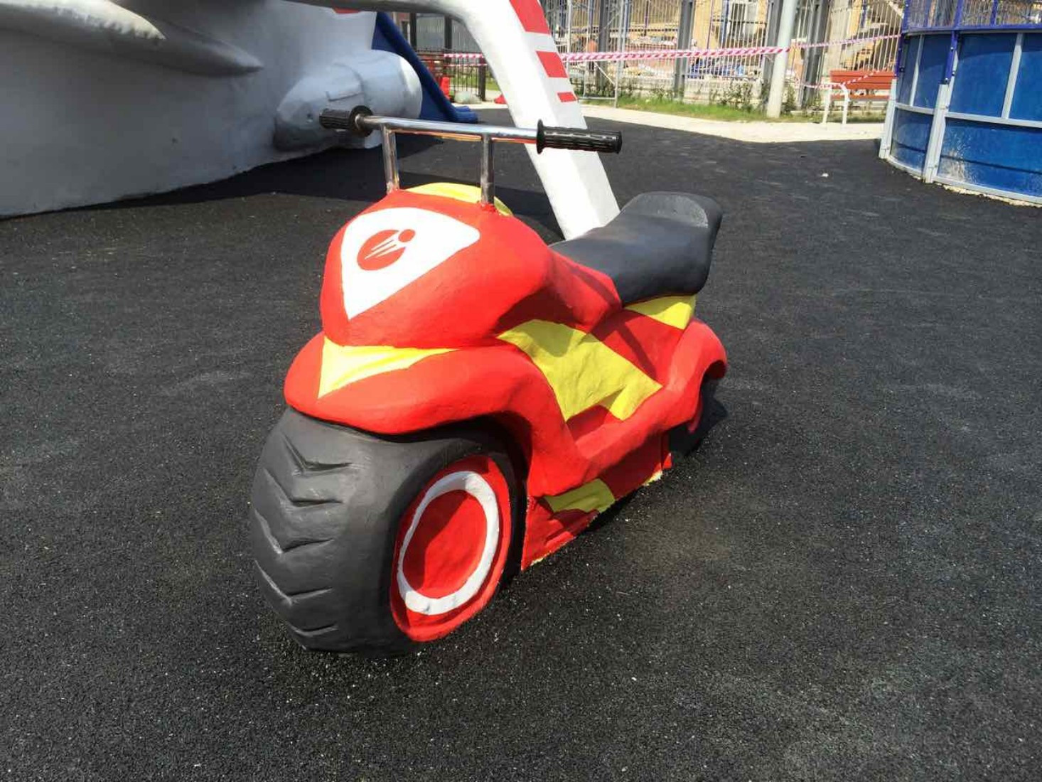 Авторская игровая фигура лазалка для детей Космический байк RED из торкрет-бетона и нержавеющей стали