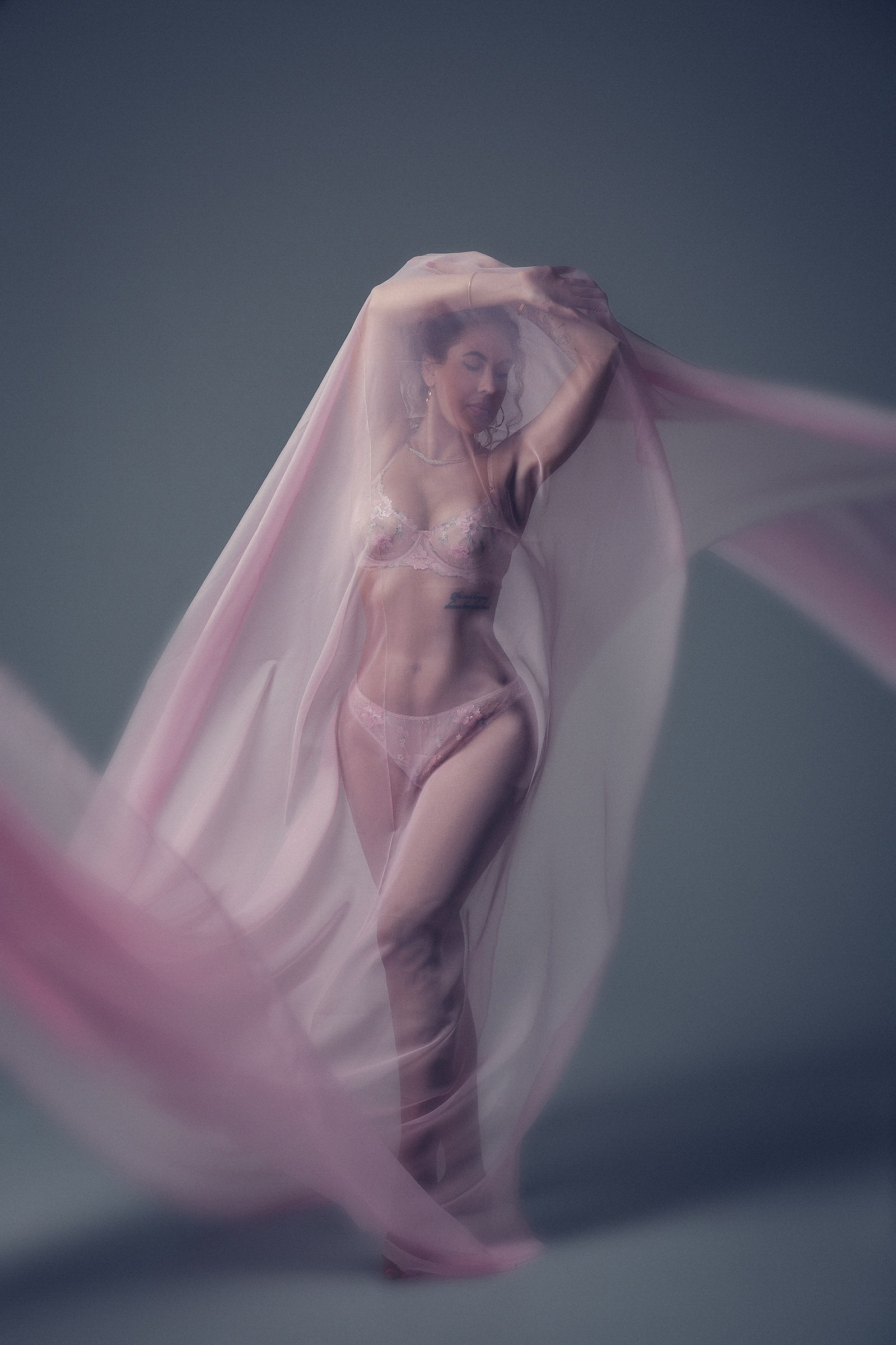 Портретная фотосессия с тканью, вуалью, шифоном