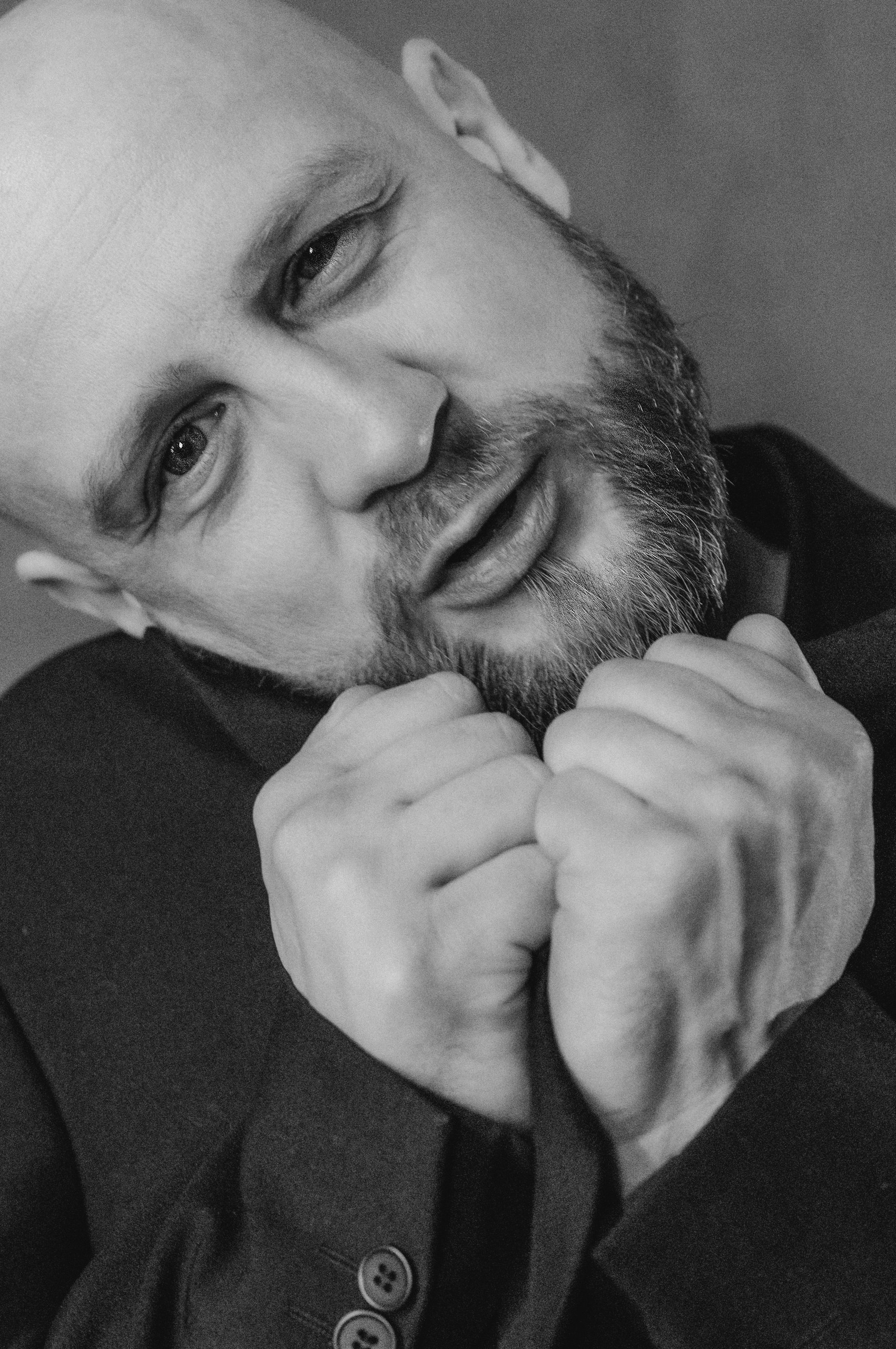 Авторский портрет мужчины для оформления экспертных страниц и образовательных статей, черно-белая фотосъемка в Петербурге.