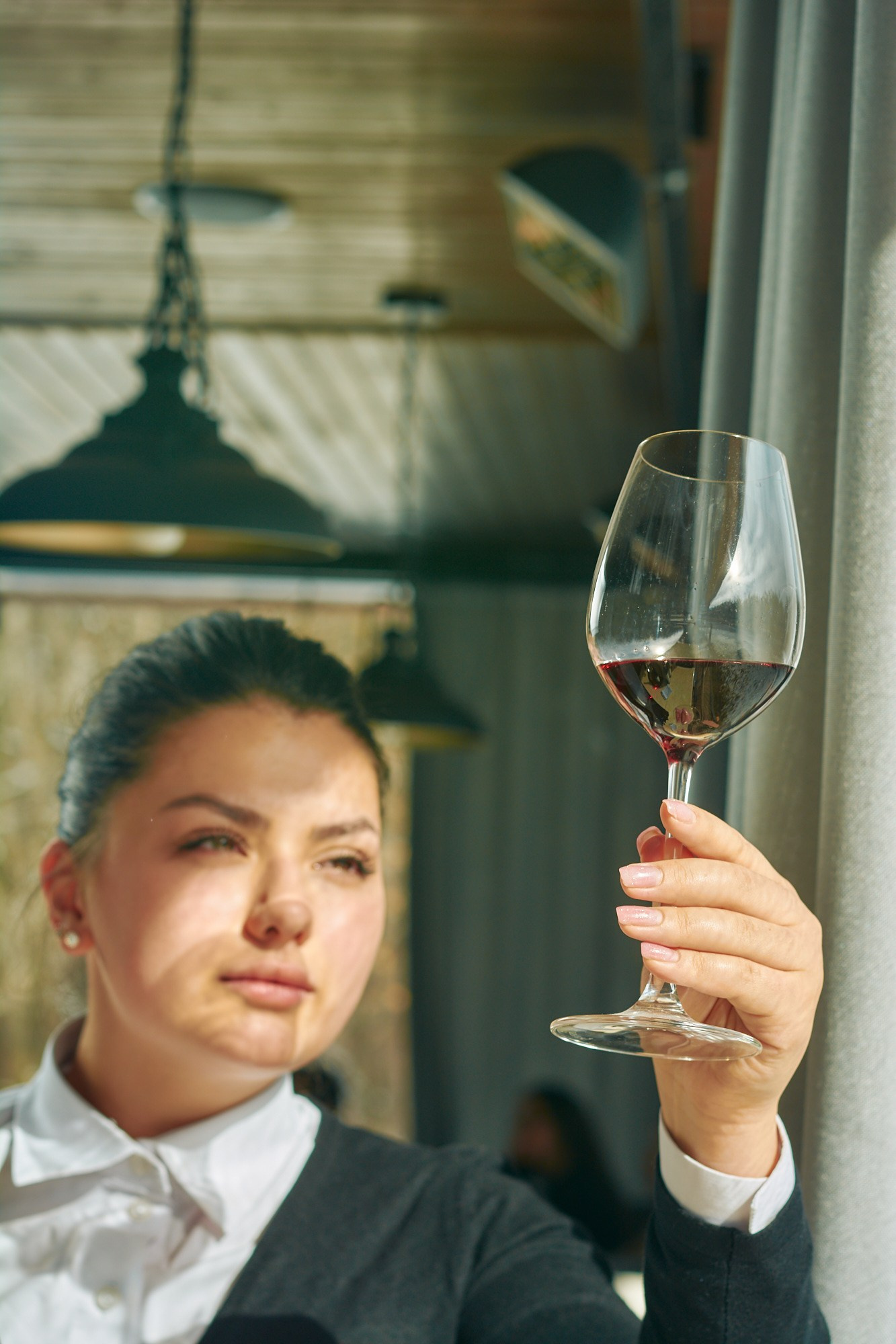 официант, красное вино, бокал. Фотограф Константин Кордонский