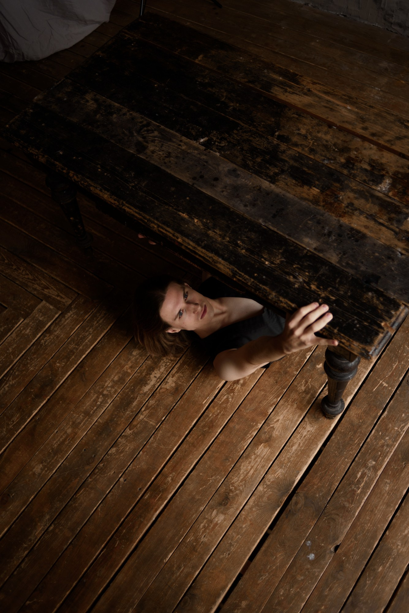 Атмосферная съемка в синем свете, загадочный мужской образ