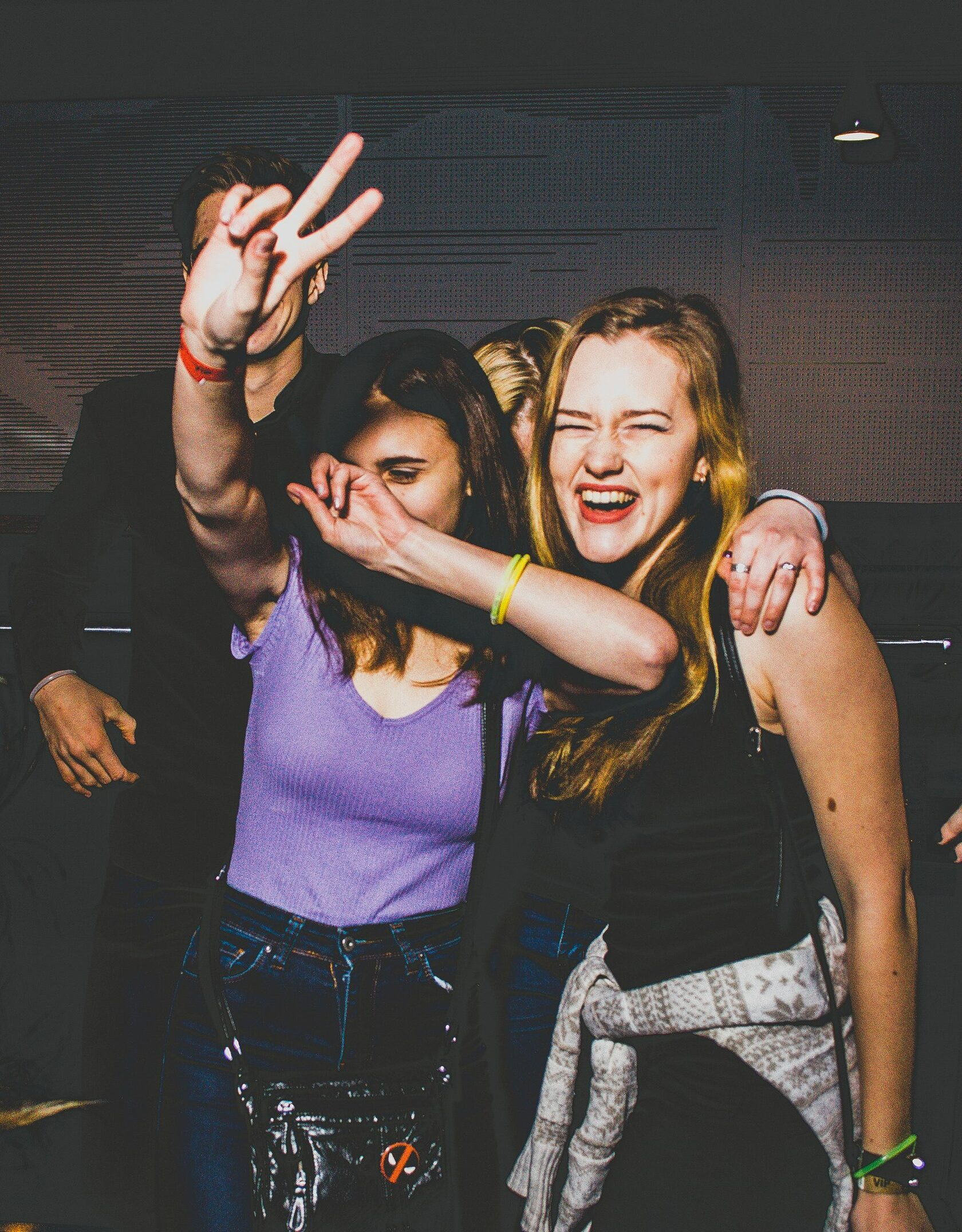 Две веселые девушки на вечеринке в Нижнем Новгороде.