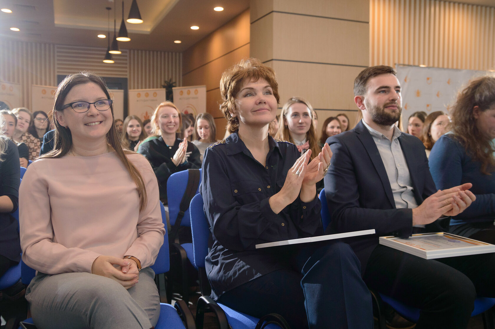 Фотография на которой запечатлён момент в зрительском зале при открытии церемонии награждения в Нижнем Новгороде.
