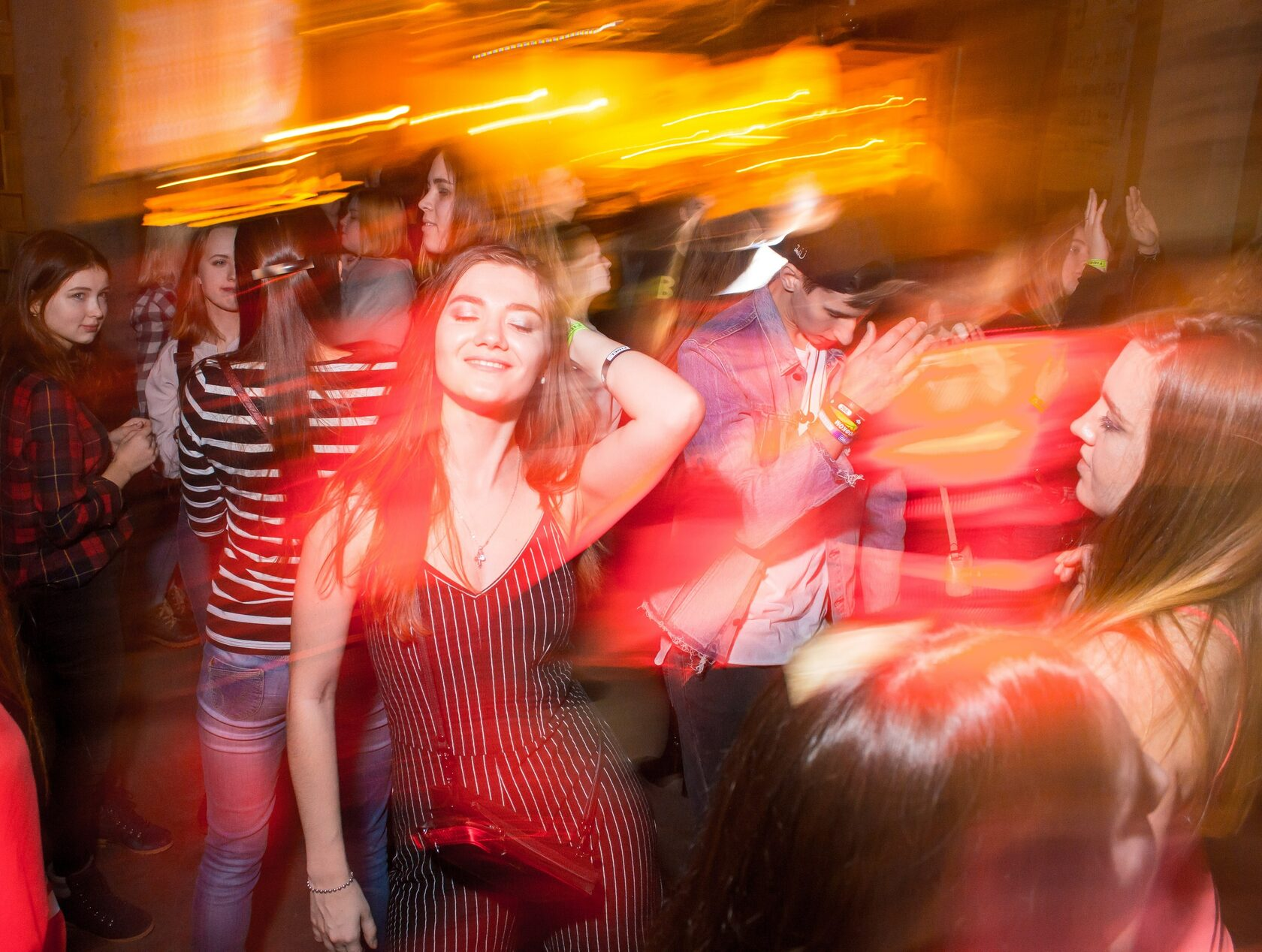 Ночной клуб в Нижнем Новгороде. Вечеринка. Девушка. Огни. Фотография.