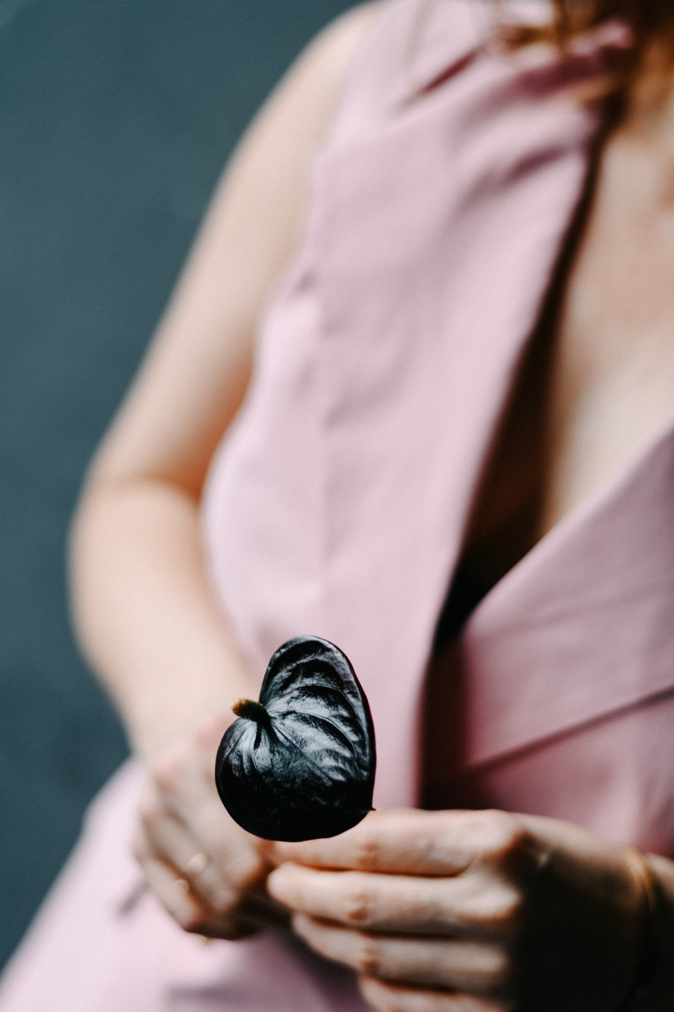 Нежный женский портрет с цветочным акцентом, портфолио фотографа Тюмени