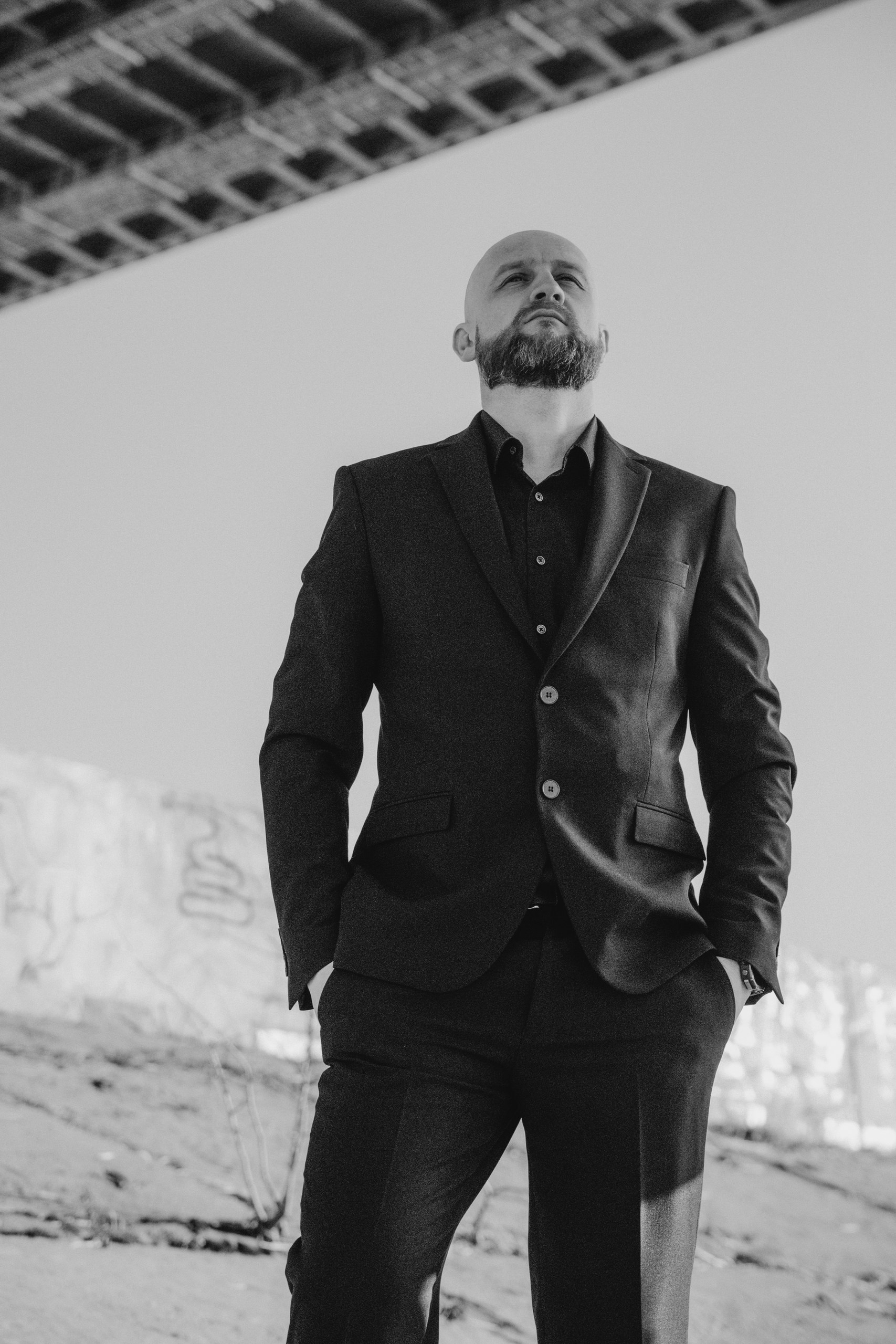 Стильный портрет мужчины в деловом костюме под мостом у воды, Санкт-Петербург, городской фотосет