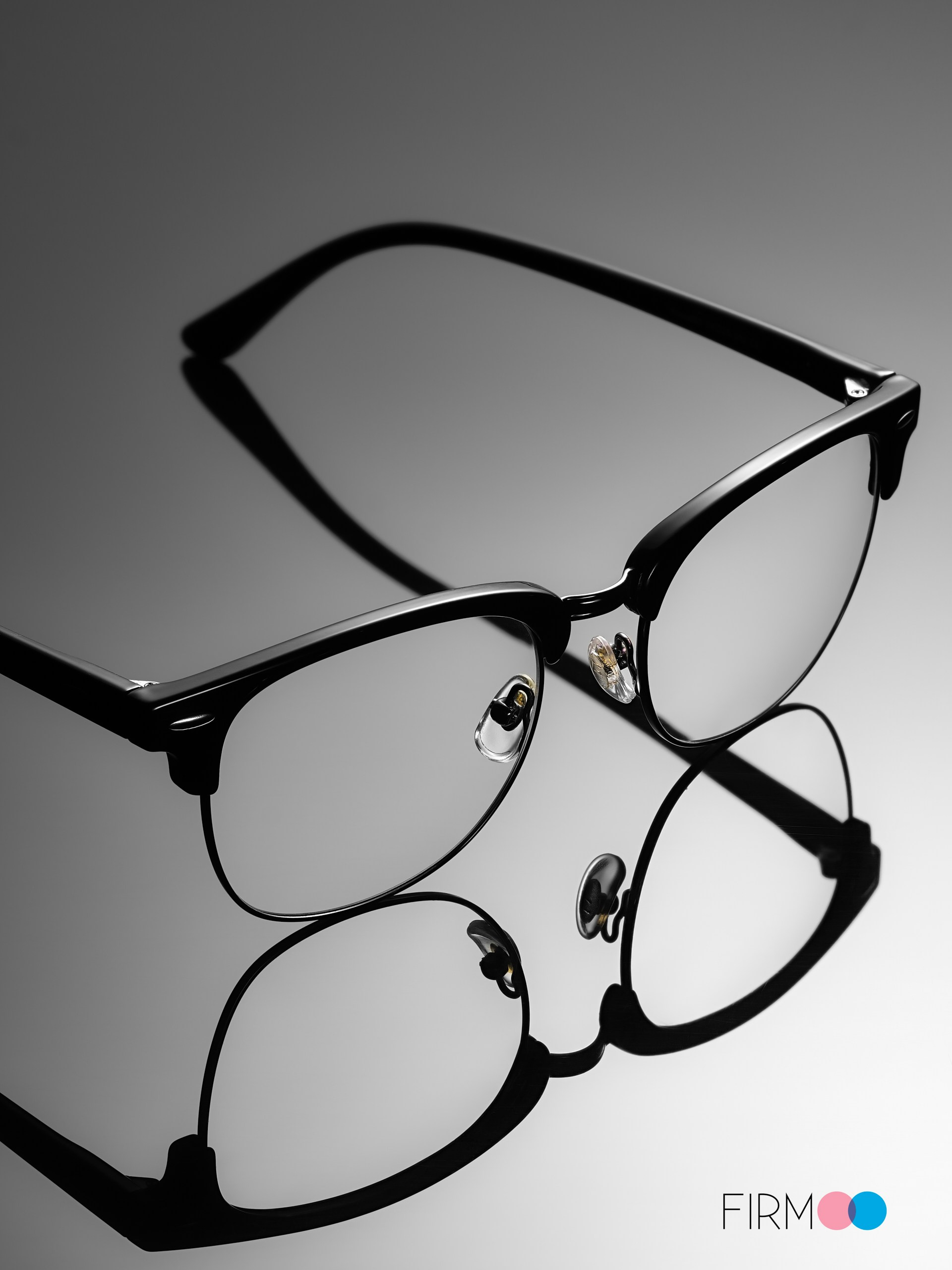 Очки с чёрной оправой и мягким отражением на поверхности — каталожная съёмка очков для бренда и e-commerce
