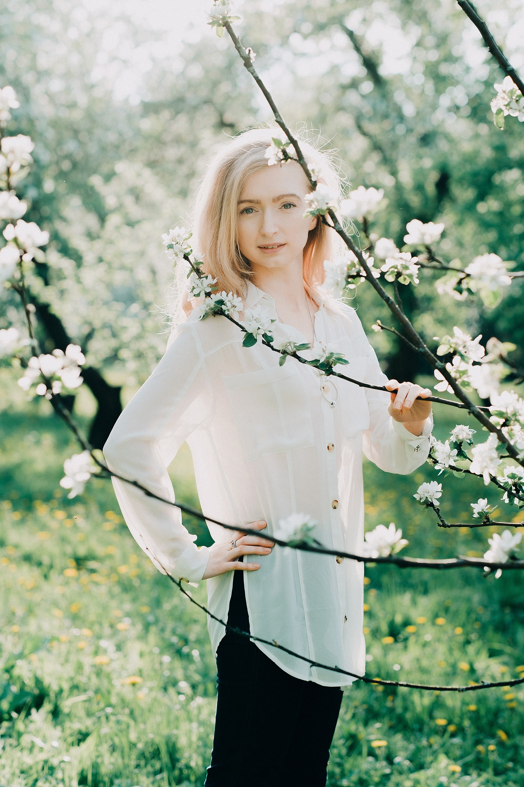 весенняя съемка для девушки в белом в Москве