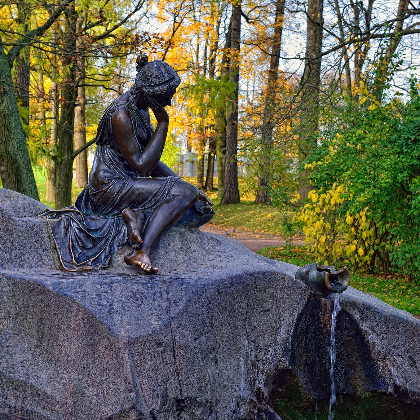 The city of Pushkin, Tsarskoye Selo. Catherine Park. The fountain "Milkmaid", which became known as the "Tsarskoye Selo Statue", or "Girl with a jug". There are even more view photos in the store.
