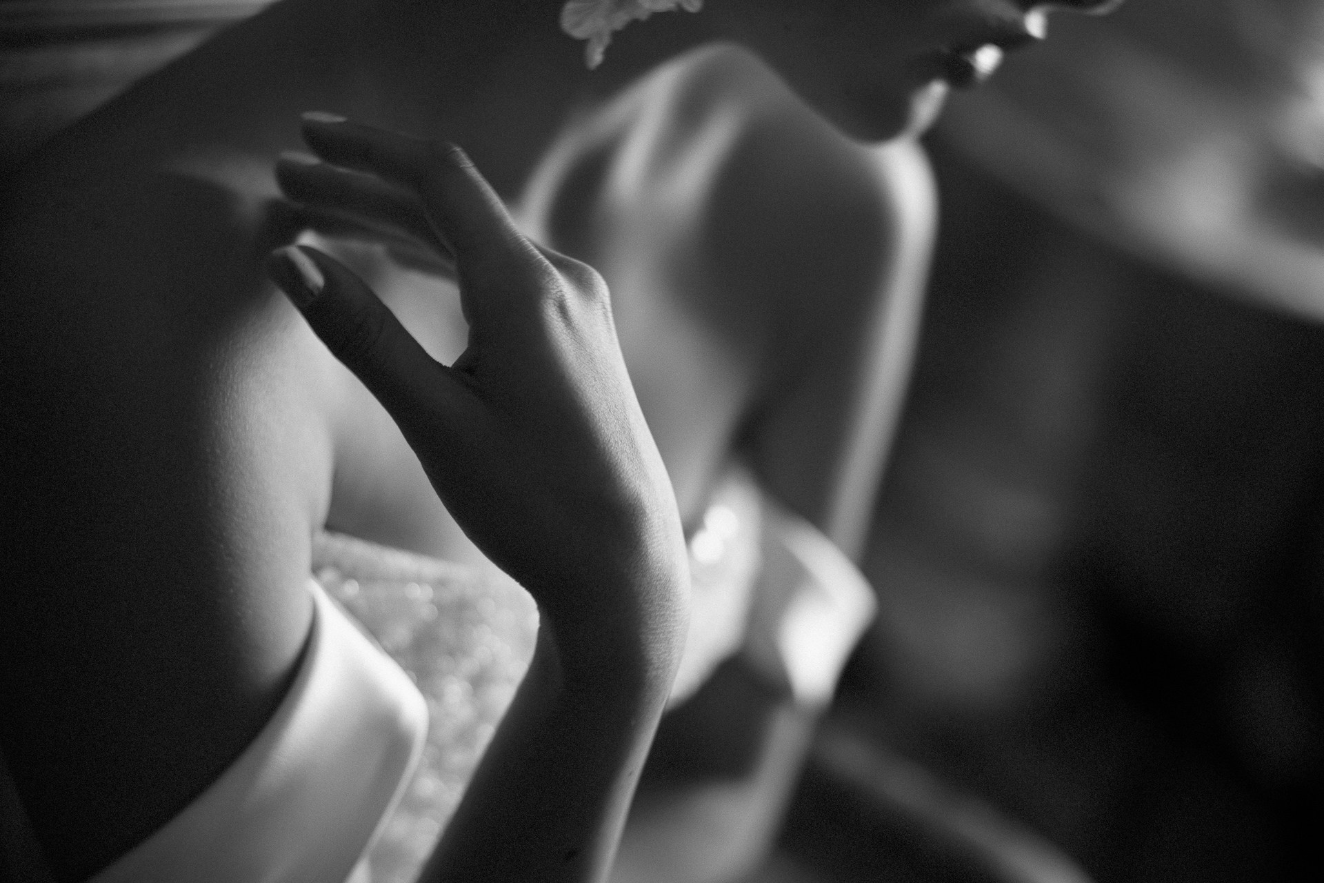 Чёрно-белая деталь: руки невесты с украшениями — свадебная фотосессия в Trezzini Palace Hotel, Санкт-Петербург