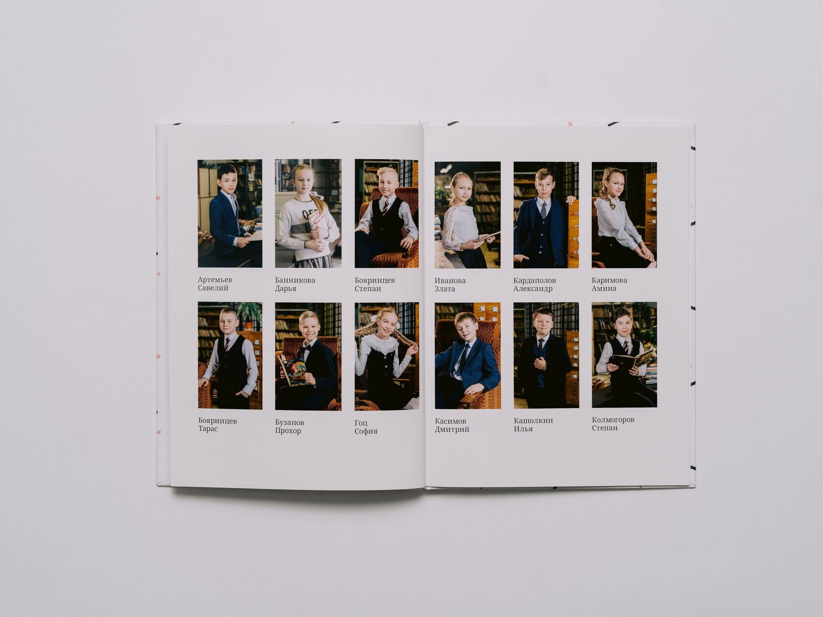 Выпускные альбомы 4 классов. Фотограф Николай Селуков