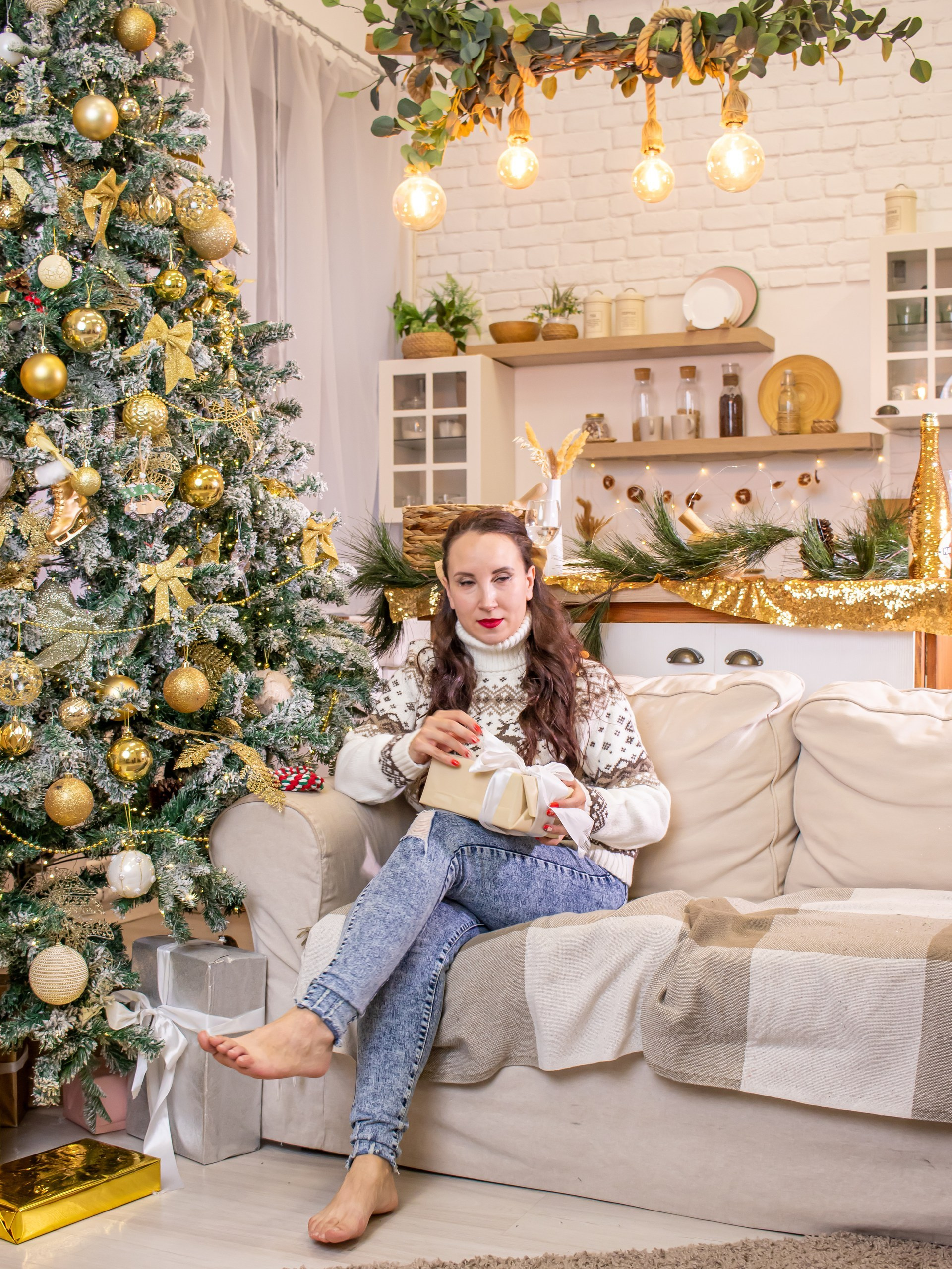 Портрет женщины в праздничном интерьере возле большой ёлки с золотыми игрушками, фотограф Карасёва Елена