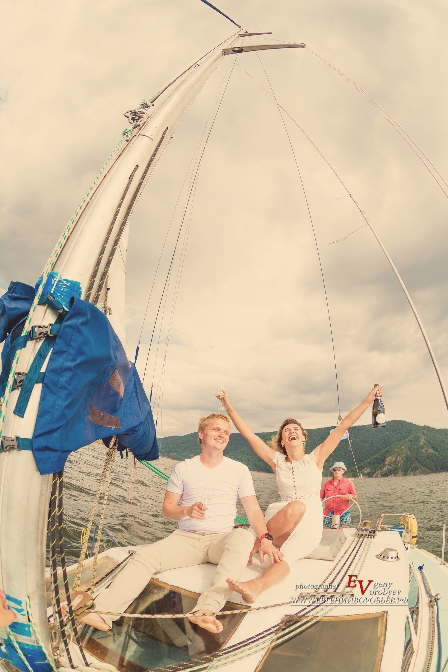 фотосессия прогулка по Красноярскому морю на парусной яхте красивая девушка платье поза лавстори романтическая фотограф идея место образ прокат аренда яхты Бирюса цариские воротапутешествие Енисей заказать цена стоимость фото видеосъёмка