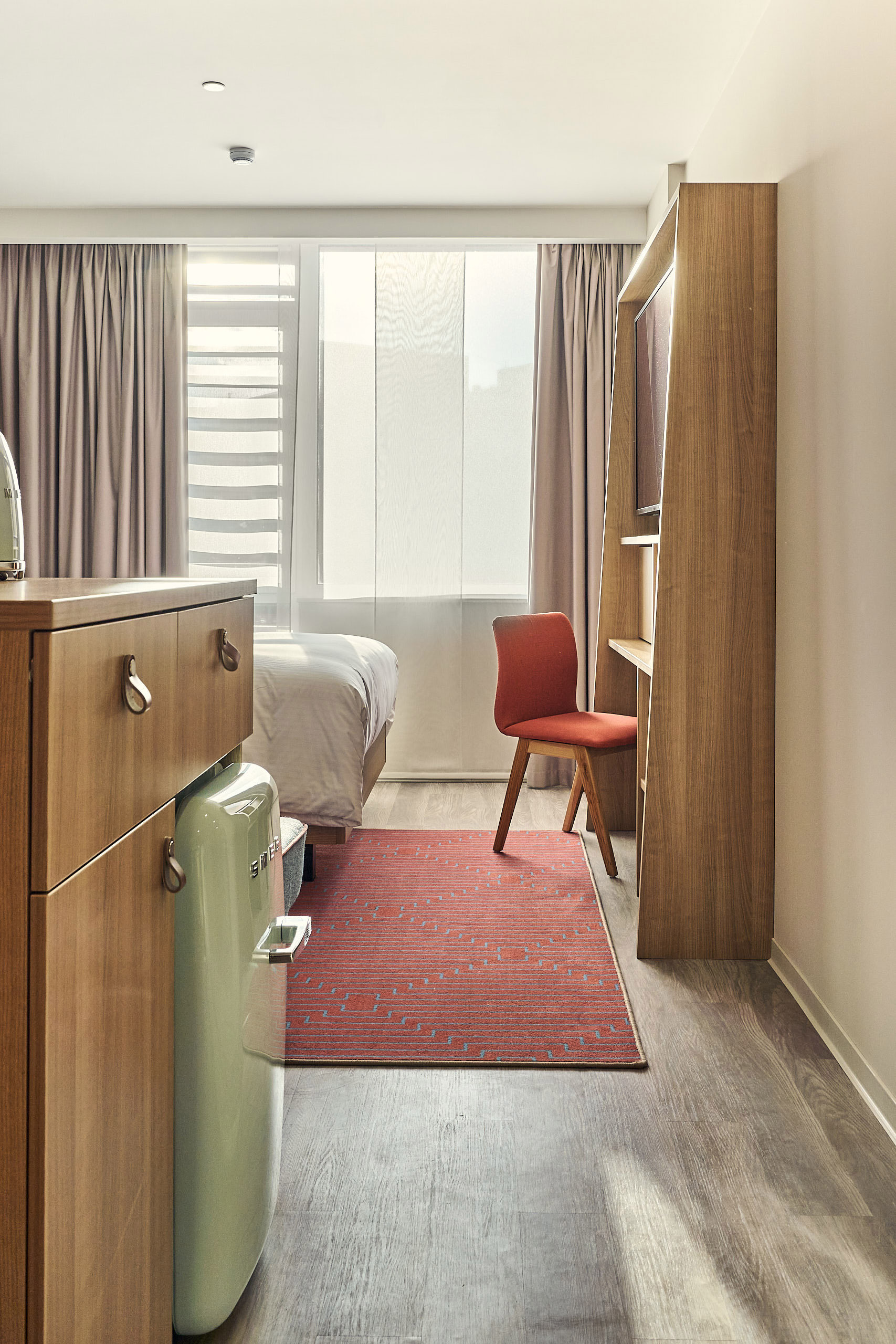 Интерьерное фото стандартного номера в отеле Hampton by Hilton