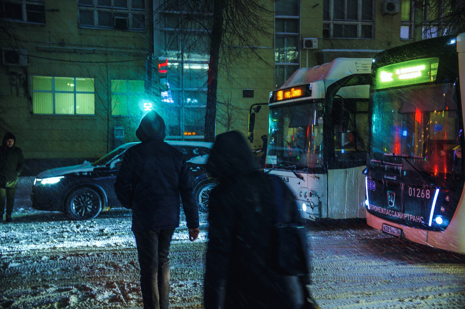 Силуэты людей на заснеженной улице, вечерний автобус, городской ритм