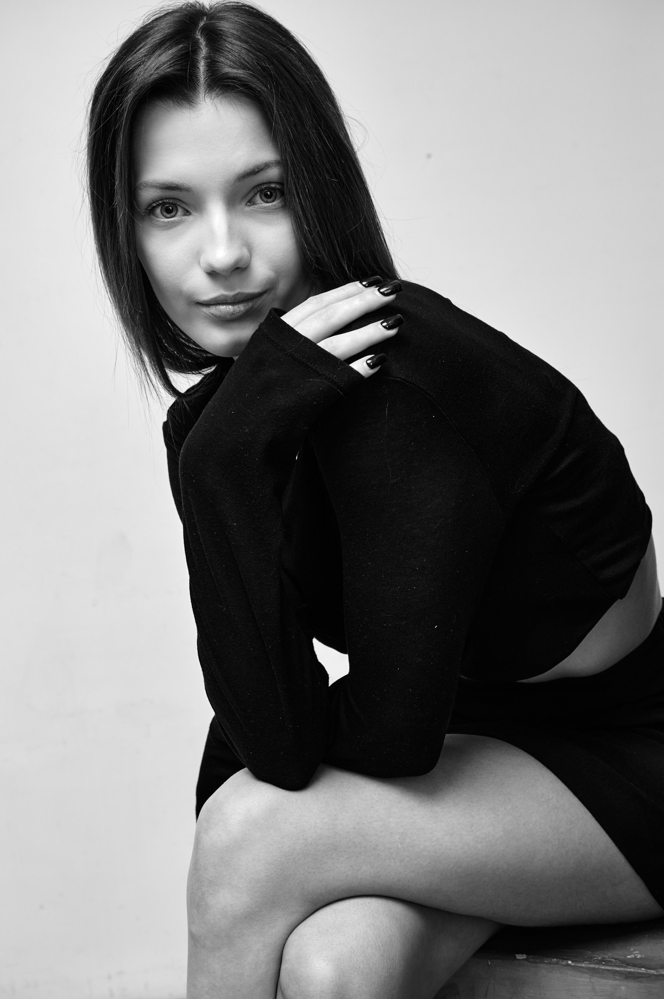 Портрет женщины в чёрно-белом стиле с естественной мимикой