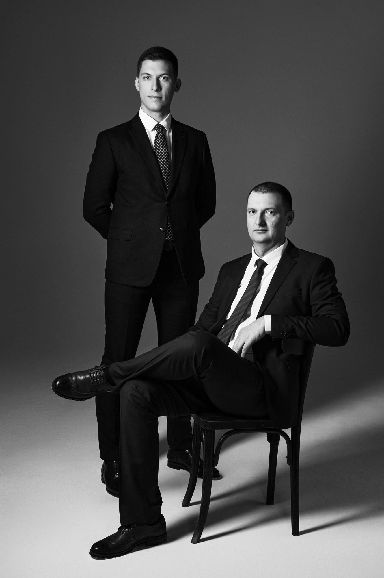 Контрастный чёрно-белый портрет в минимализме