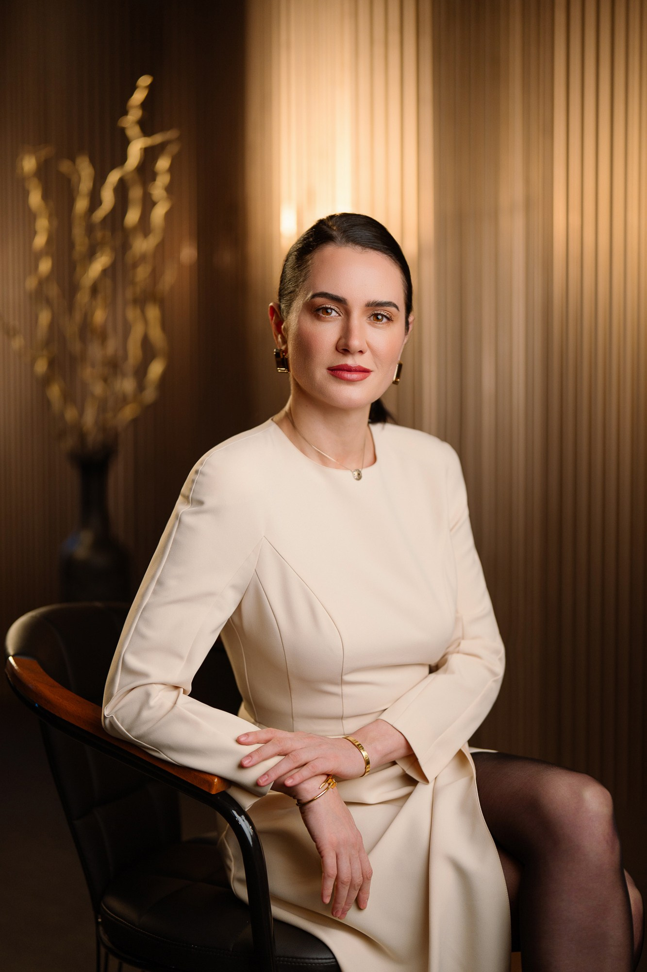 Элегантный женский портрет в студии в Москве