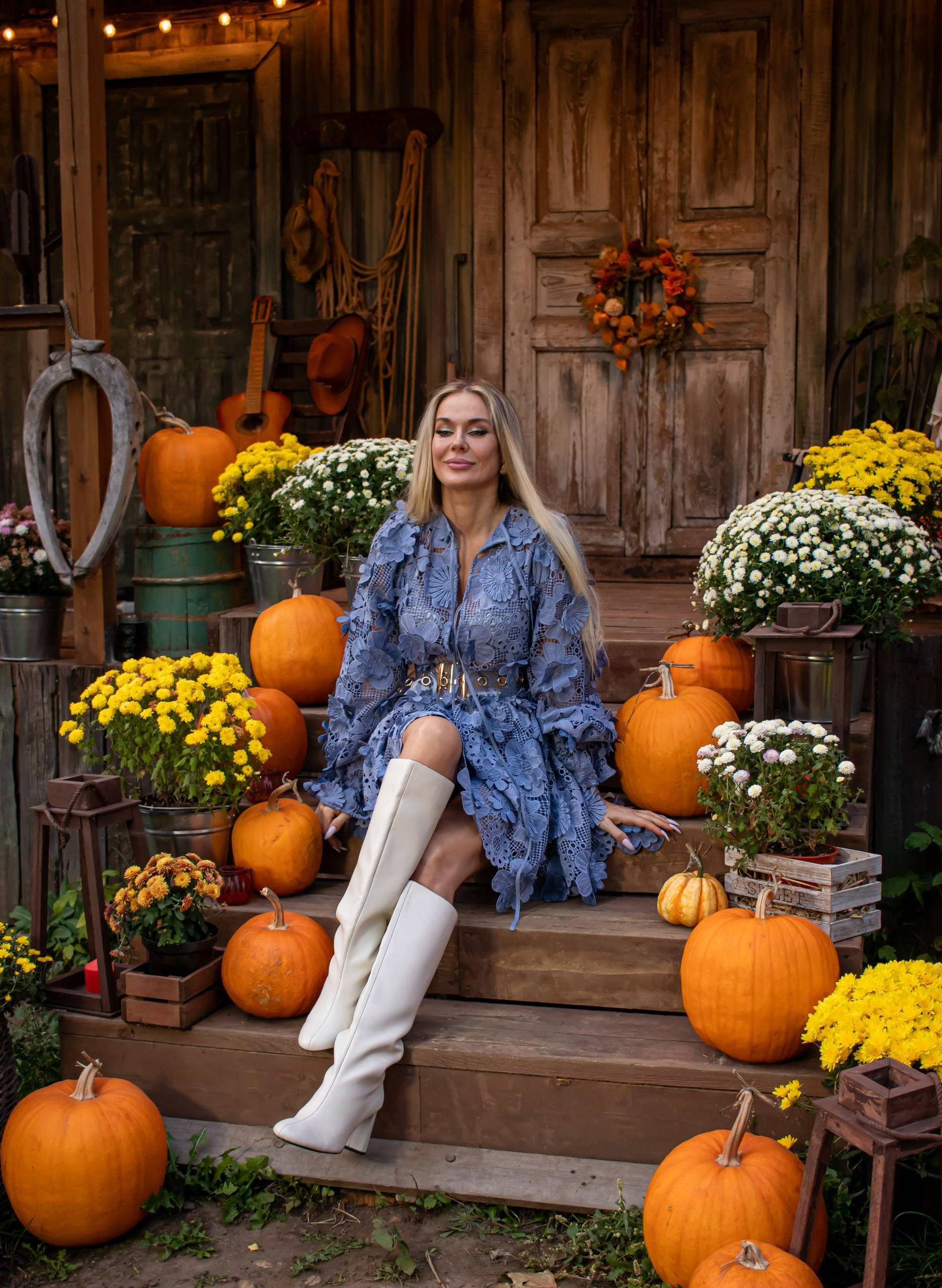 Женщина сидит среди осеннего декора с тыквами — фотосессия на уютной локации, фотограф Карасёва Елена