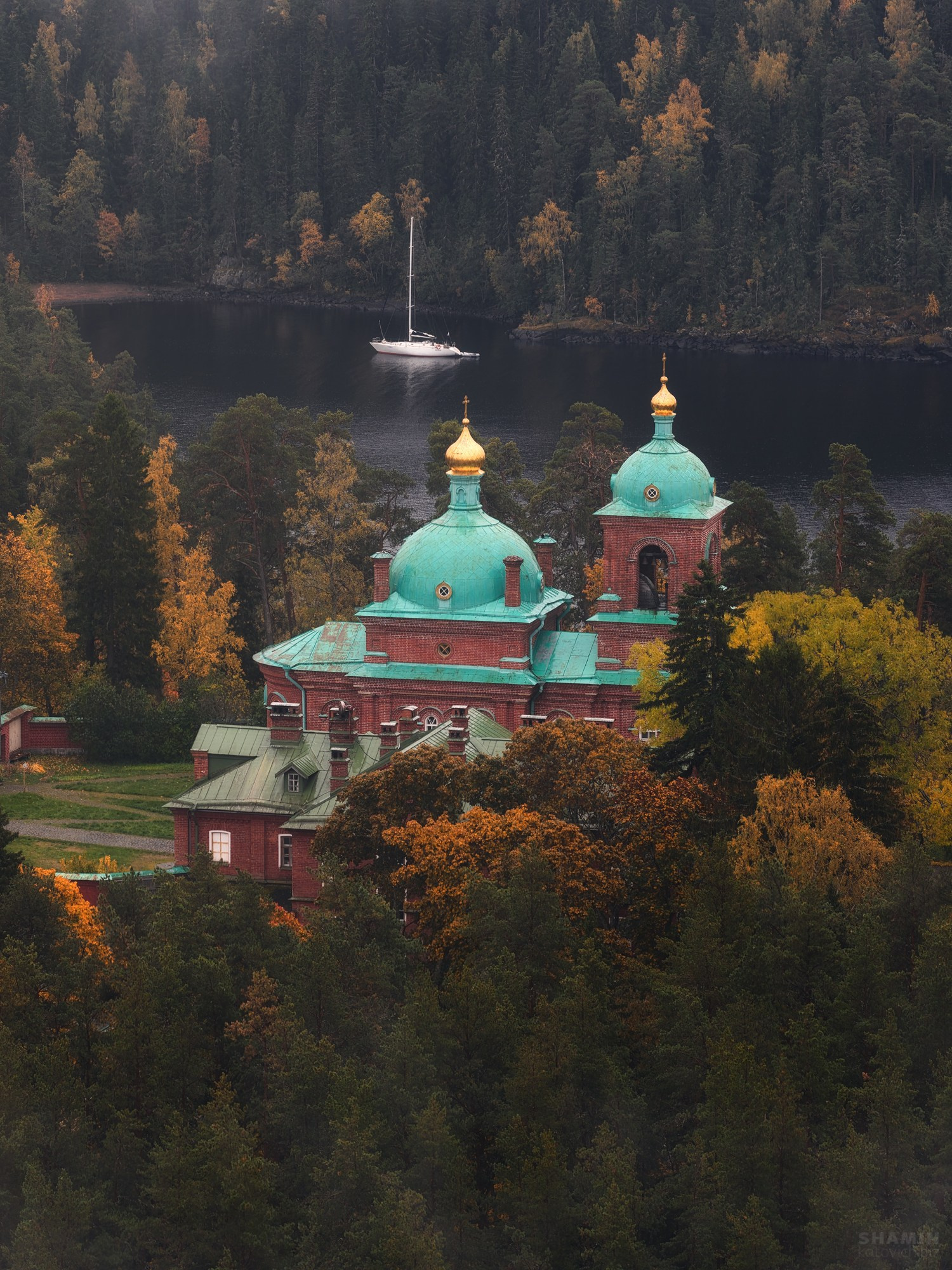 Аэросъёмка пейзажей с дрона — вид с высоты на природу, свет и пространство, запечатлённые в разное время суток.