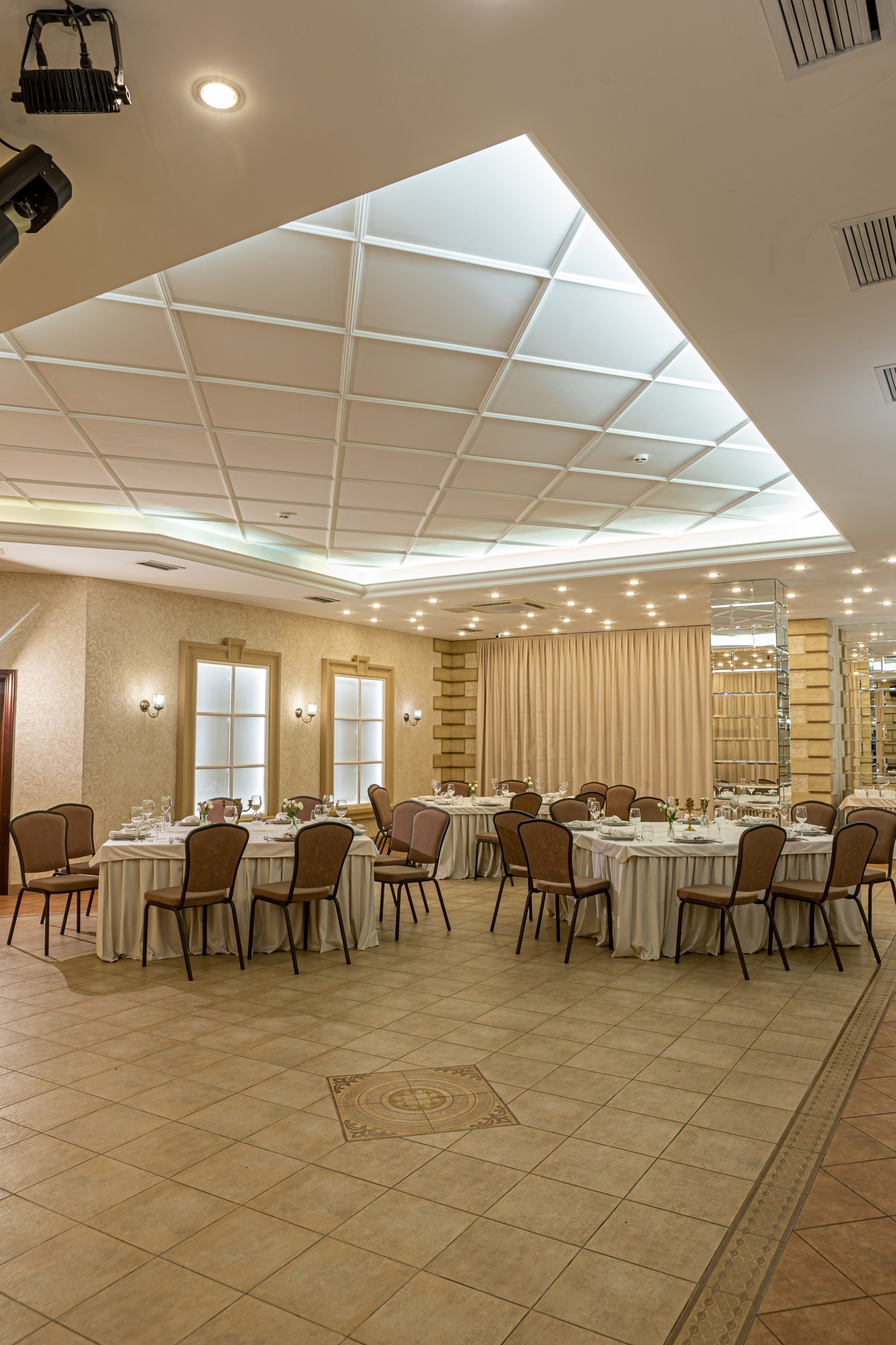 Банкетный зал ресторана Дача. Фотограф в Оренбурге. Профессиональный фотограф