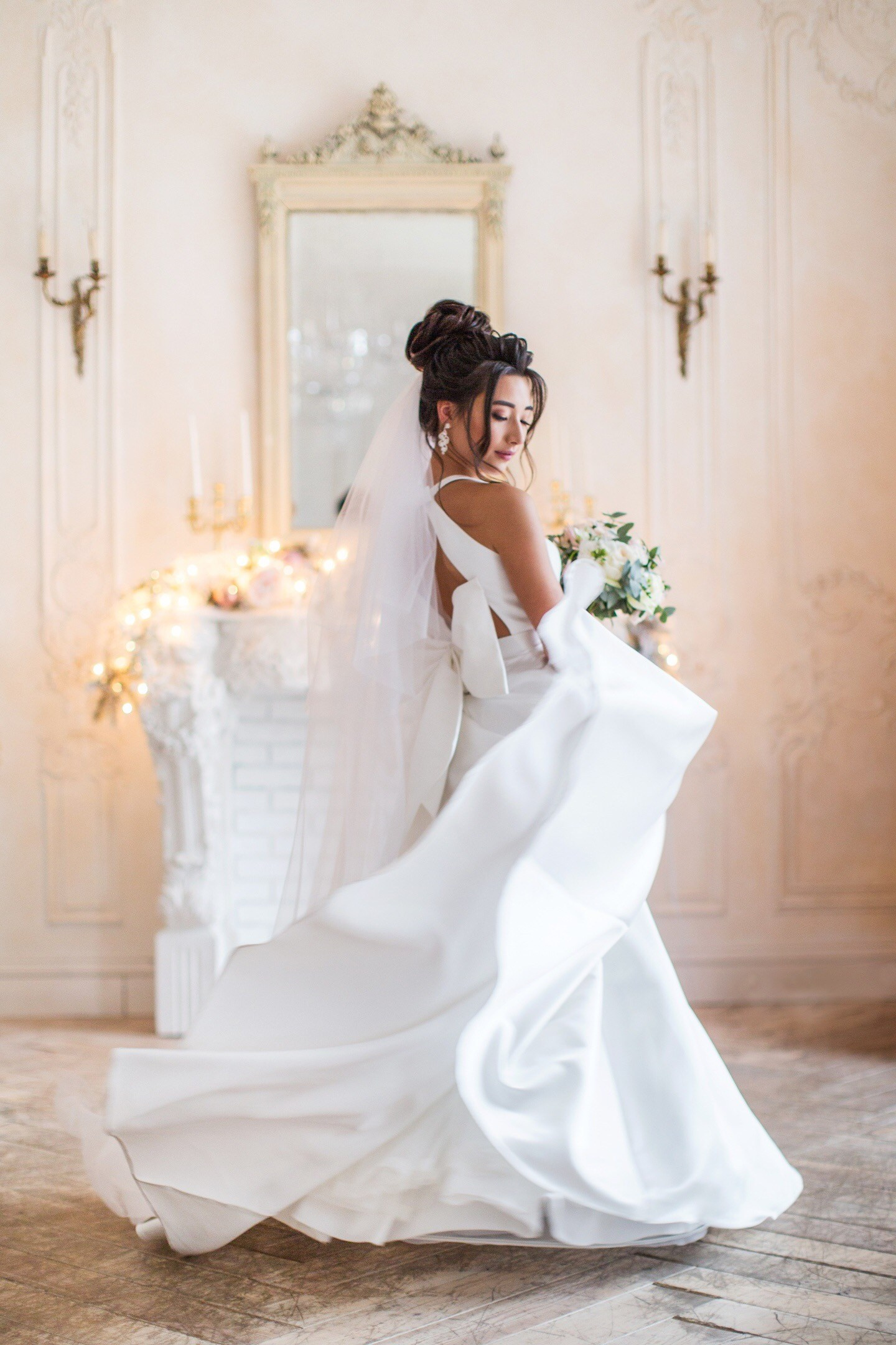 Невеста с собранным высоким пучком и макияжем от свадебного стилиста студии Москвичка Кандаловой Елены