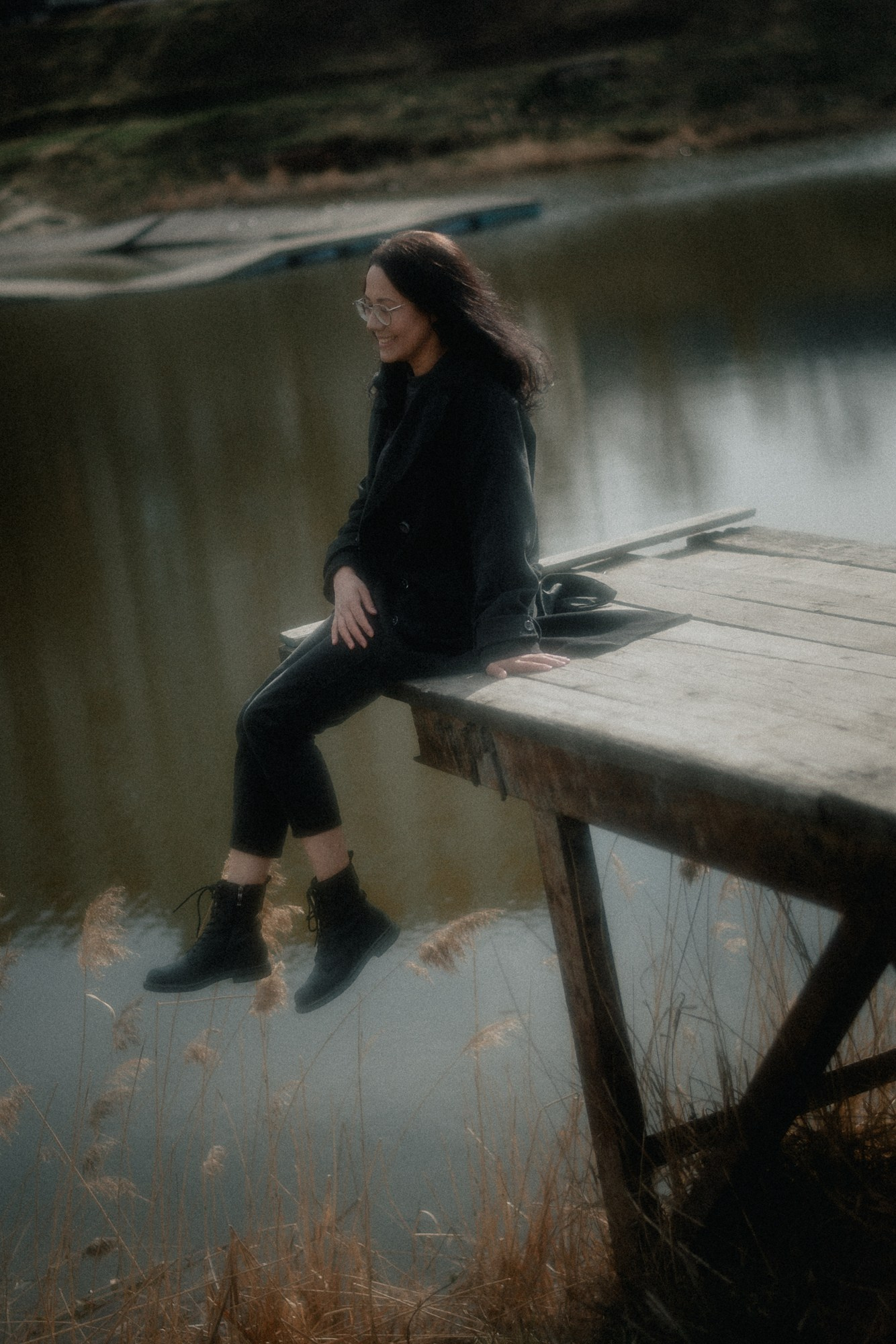 Девушка у воды на деревянном настиле, приглушенные тона, фотосессия Тюмень