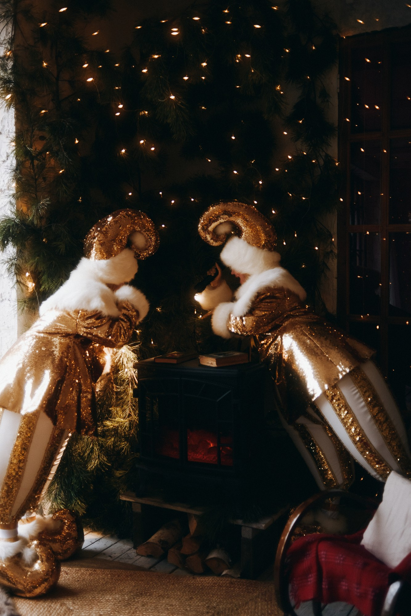 Артисты в образах гномов у камина в интерьерной студии