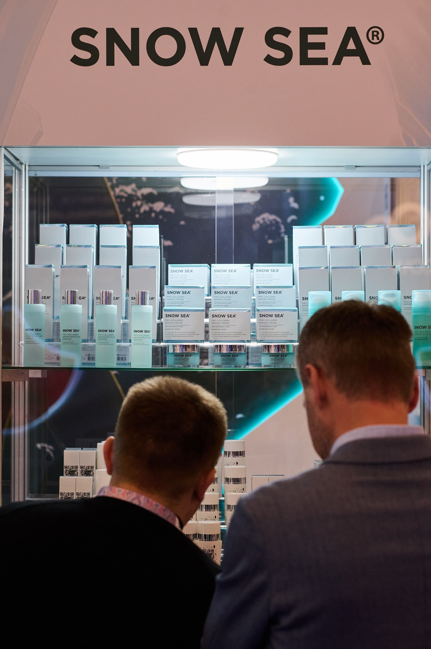 Посетители изучают продукцию на стенде компании Snow Sea. Seafood Expo Russia 2025, Экспофорум, Санкт‑Петербург.
