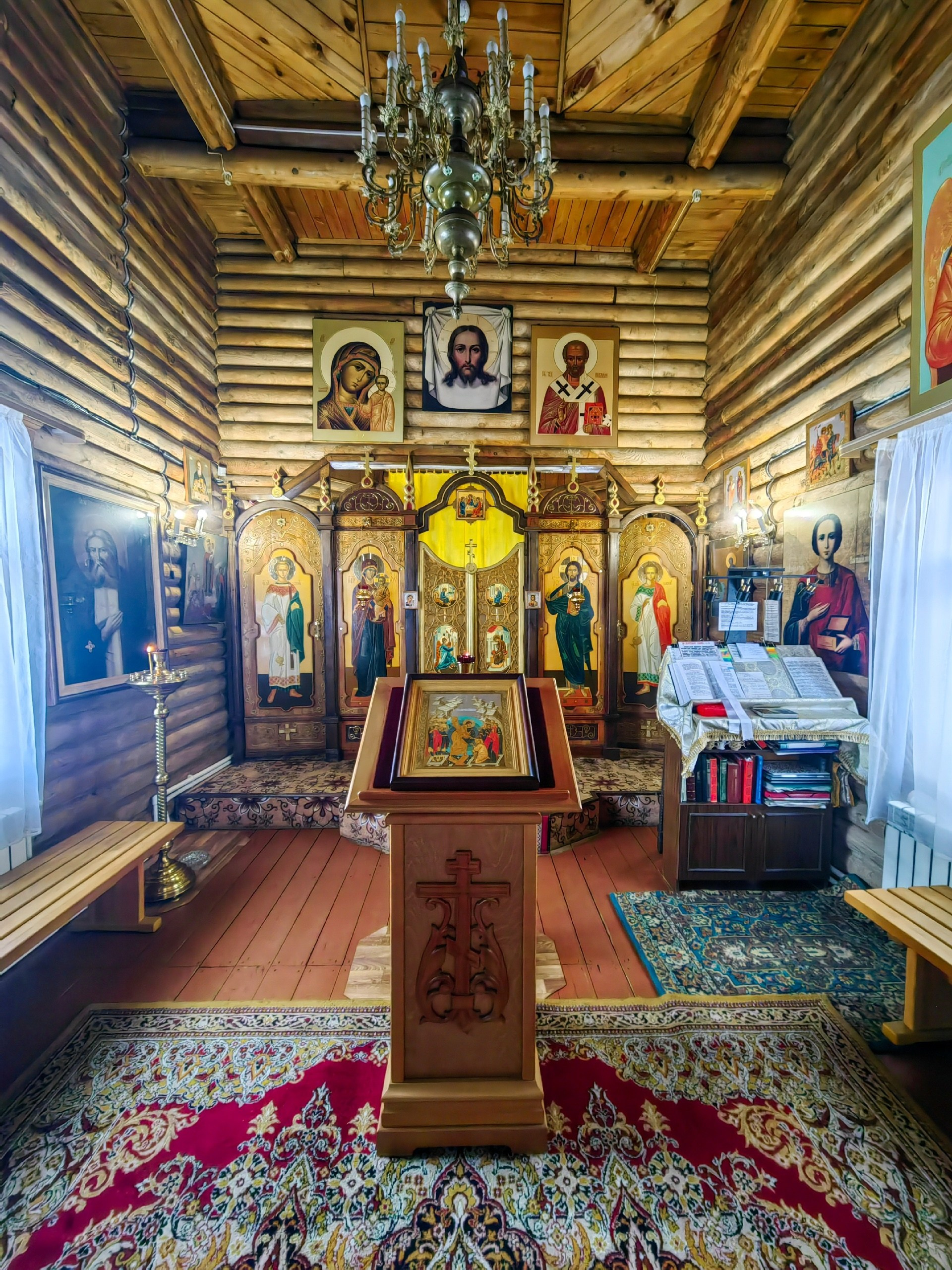 православная церковь в селе Овсянка индивидуальный тур Красноярск экскурсии фото интересные места что посмотреть куда сходить что посетить достопримечательности Красноярска фототур фотосессия аренда кабриолета аренда микроавтобуса трансфер цена заказать экскурсию программа маршрут смотровые площадки видовые красивые места Национальный парк заповедник Столбы Дивногорск Красноярская ГЭС путешествие туристический маршрут место силы Часовня Параскевы Пятницы Коммунальный мост остров Татышев Бобровый лог Николаевская сопка набережная Енисея село Овсянка музей Астафьева Караульная гора Виноградовский мост гид экскурсовод индивидуальная экскурсия фотосъемка виды на Енисей фанпарк Бобровый лог парк флоры и фауны Роев ручей Торгашинский хребет скала Такмак вантовый мост куда сходить цены расписание заказать онлайн экскурсионное обслуживание трансфер на комфортабельном автобусе