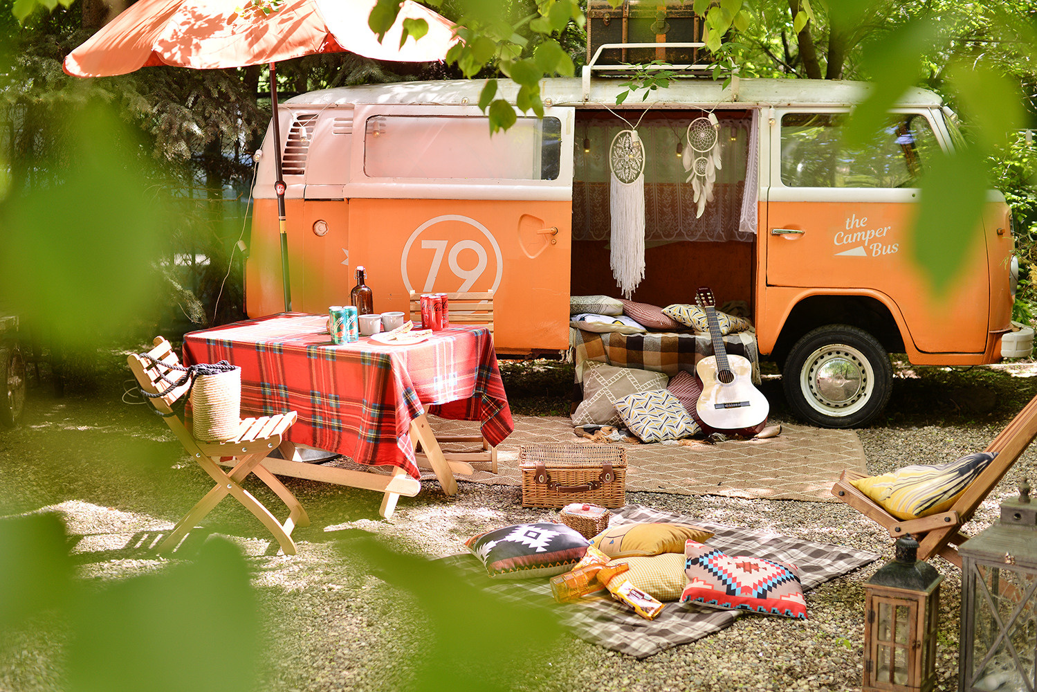 Летняя фотосессия на природе в Москве с ретро автобусом. Профессиональная фото и видеосъемка. Москва