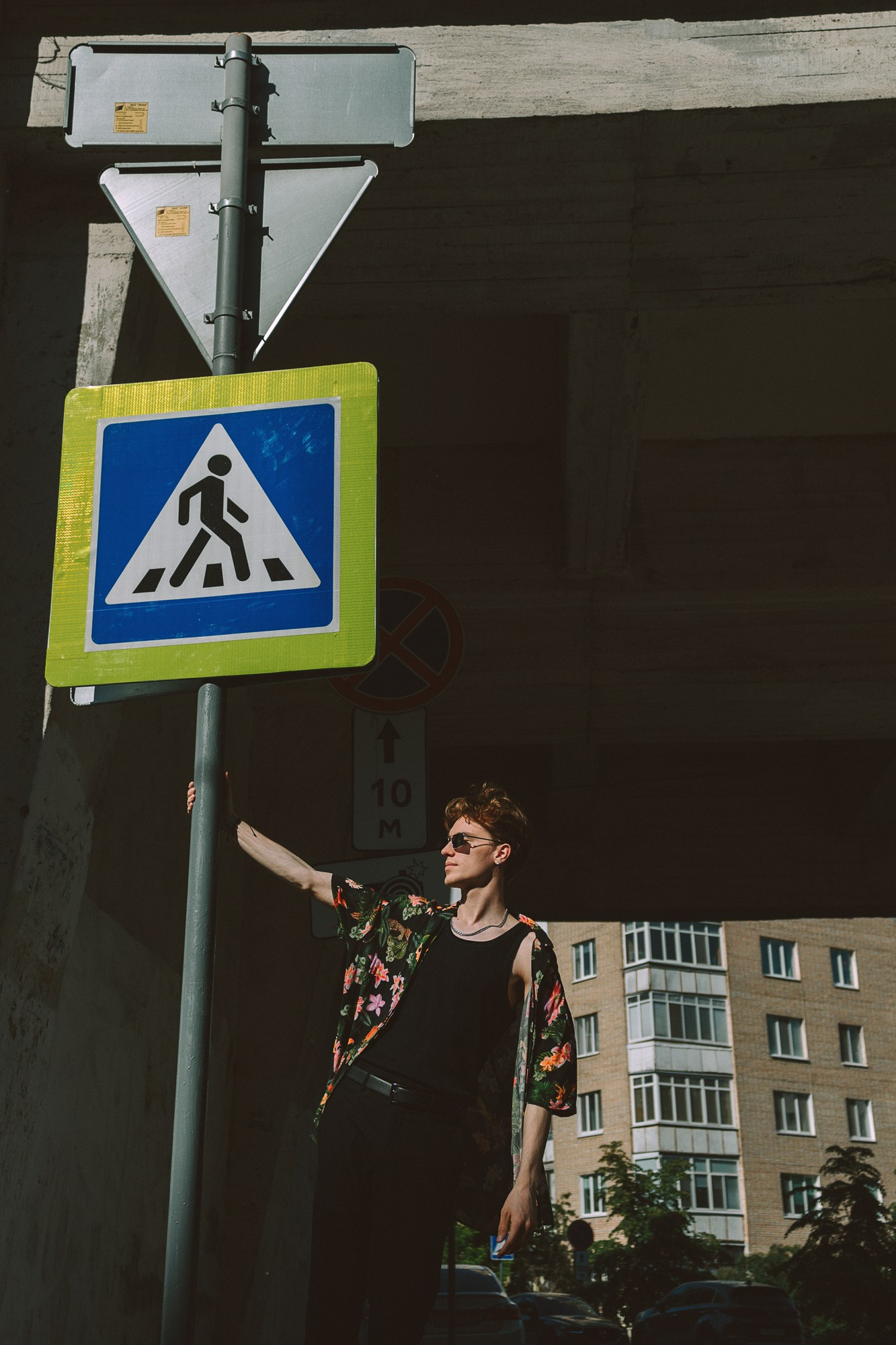 Стрит-фотосессия в Тюмени — Surf Coffee, Бар Двор. Портретный фотограф Тюмень Дарья Мустафина